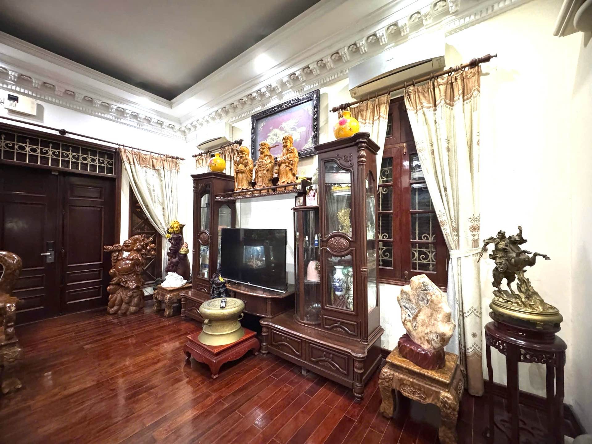 Bán nhà Ô 61 Lô E - diện tích 210m2 4 tầng - Siêu phẩm triệu USD 3 mặt thoáng - giá 57 tỷ