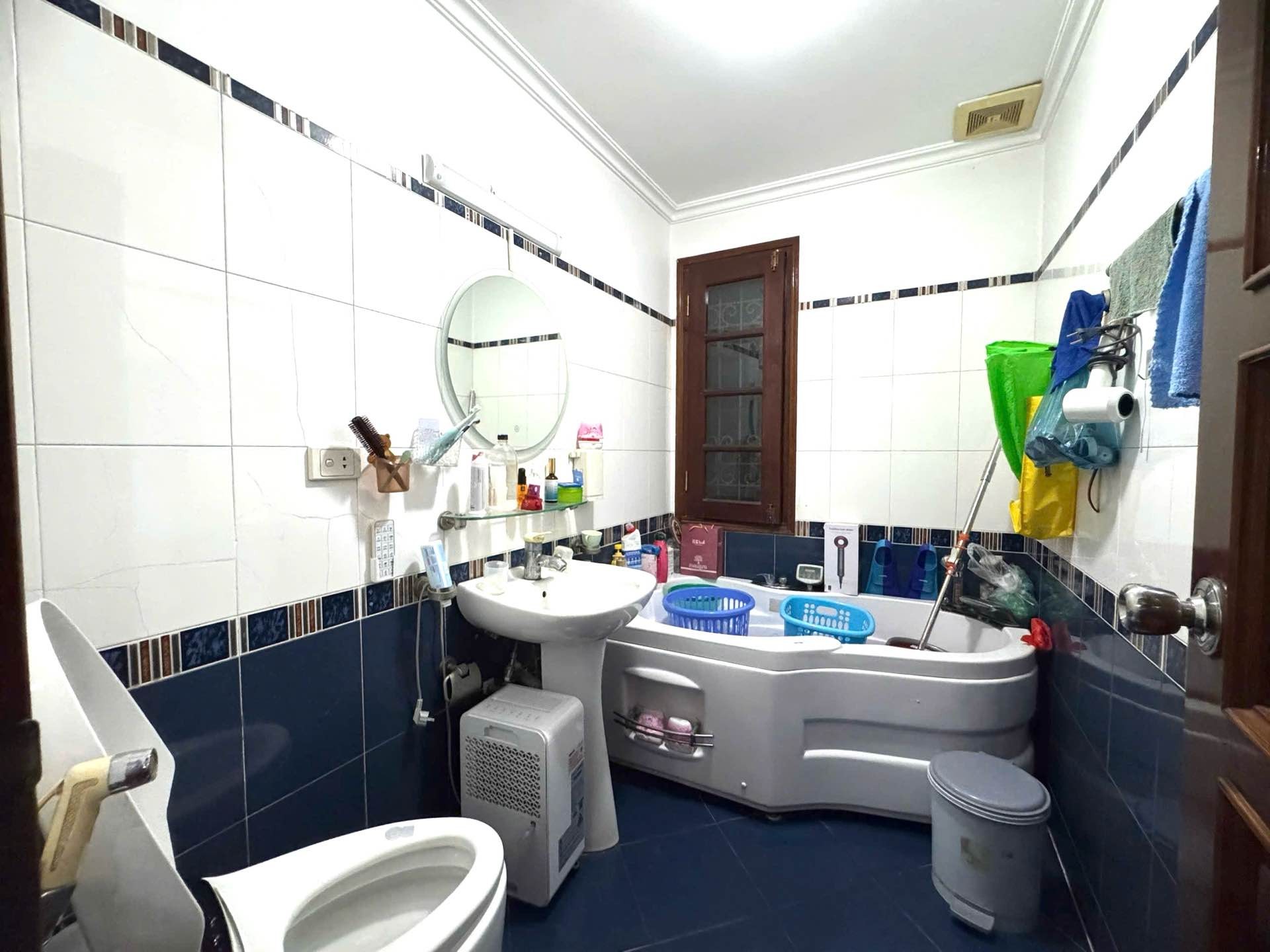 Bán nhà Ô 61 Lô E - diện tích 210m2 4 tầng - Siêu phẩm triệu USD 3 mặt thoáng - giá 57 tỷ