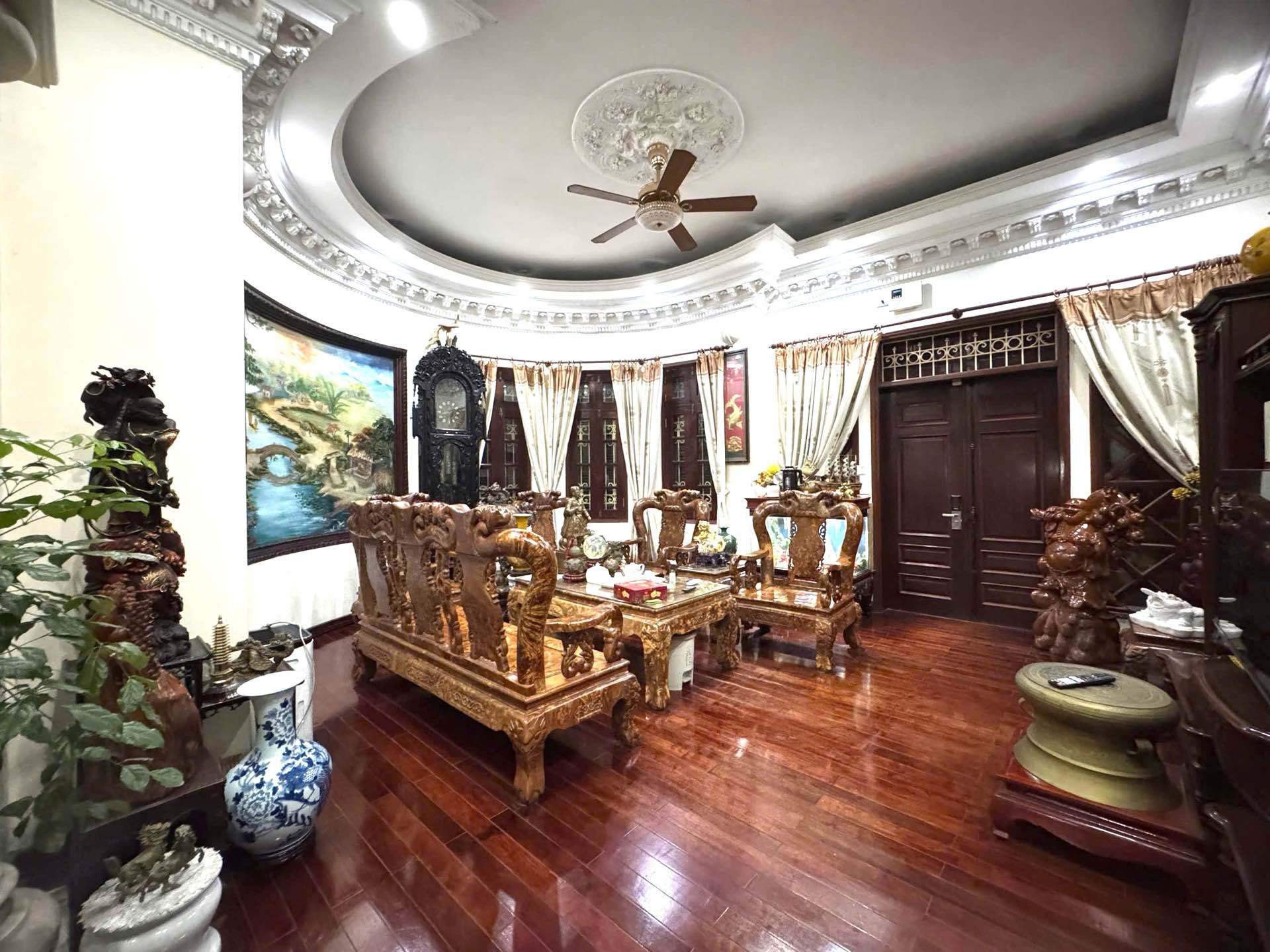 Bán nhà Ô 61 Lô E - diện tích 210m2 4 tầng - Siêu phẩm triệu USD 3 mặt thoáng - giá 57 tỷ