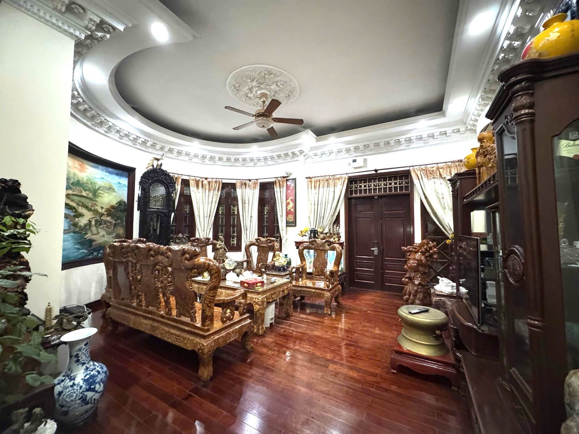 Bán nhà Ô 61 Lô E - diện tích 210m2 4 tầng - Siêu phẩm triệu USD 3 mặt thoáng - giá 57 tỷ