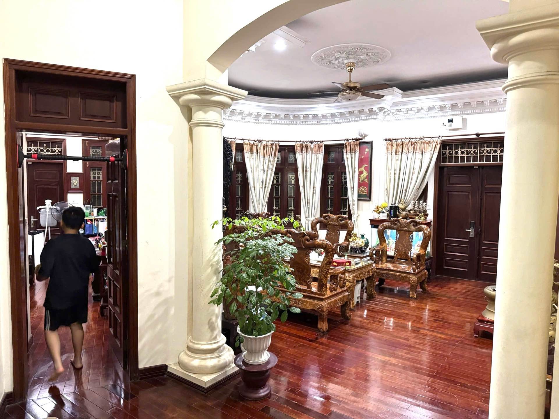 Bán nhà Ô 61 Lô E - diện tích 210m2 4 tầng - Siêu phẩm triệu USD 3 mặt thoáng - giá 57 tỷ