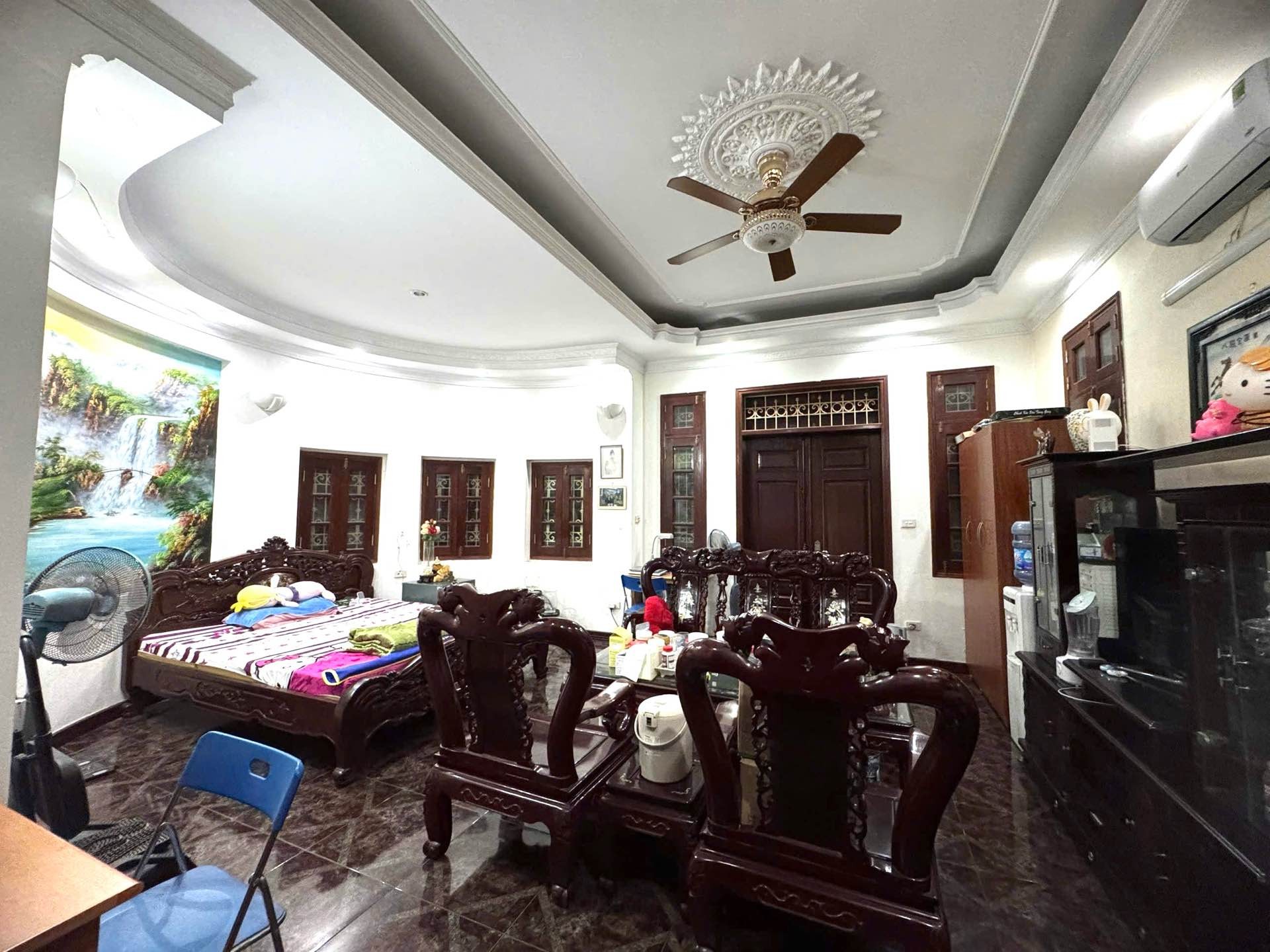 Bán nhà Ô 61 Lô E - diện tích 210m2 4 tầng - Siêu phẩm triệu USD 3 mặt thoáng - giá 57 tỷ