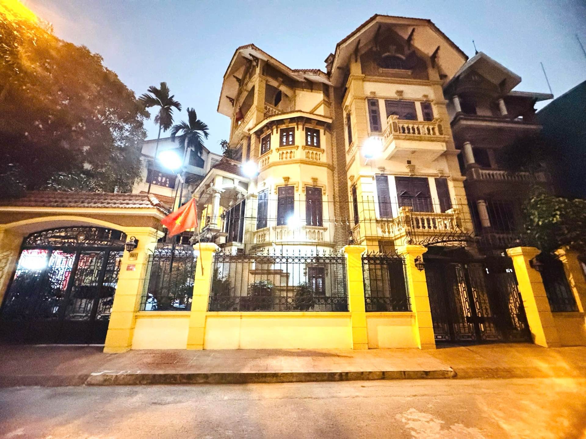Bán nhà Ô 61 Lô E - diện tích 210m2 4 tầng - Siêu phẩm triệu USD 3 mặt thoáng - giá 57 tỷ