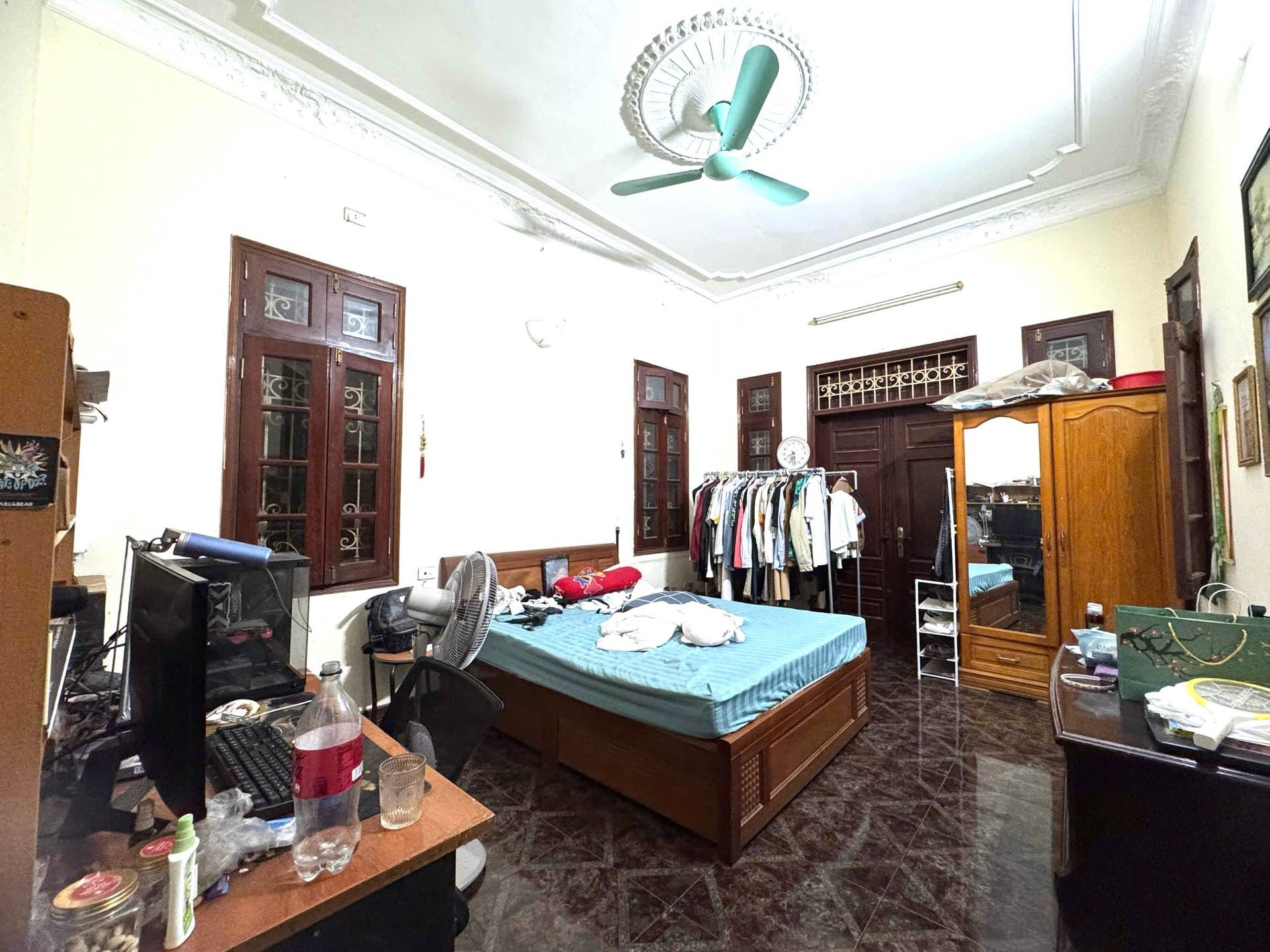 Bán nhà Ô 61 Lô E - diện tích 210m2 4 tầng - Siêu phẩm triệu USD 3 mặt thoáng - giá 57 tỷ