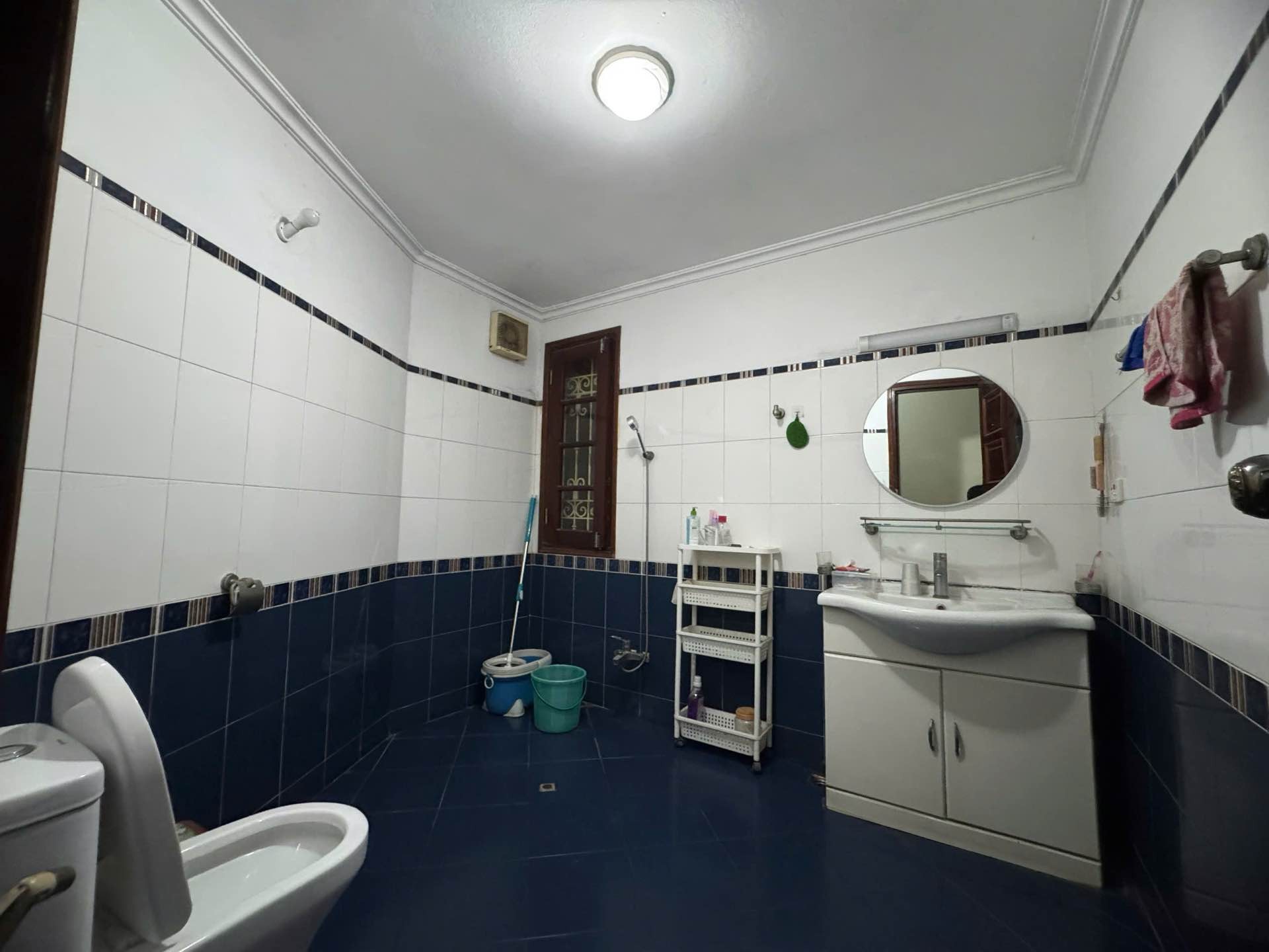 Bán nhà Ô 61 Lô E - diện tích 210m2 4 tầng - Siêu phẩm triệu USD 3 mặt thoáng - giá 57 tỷ