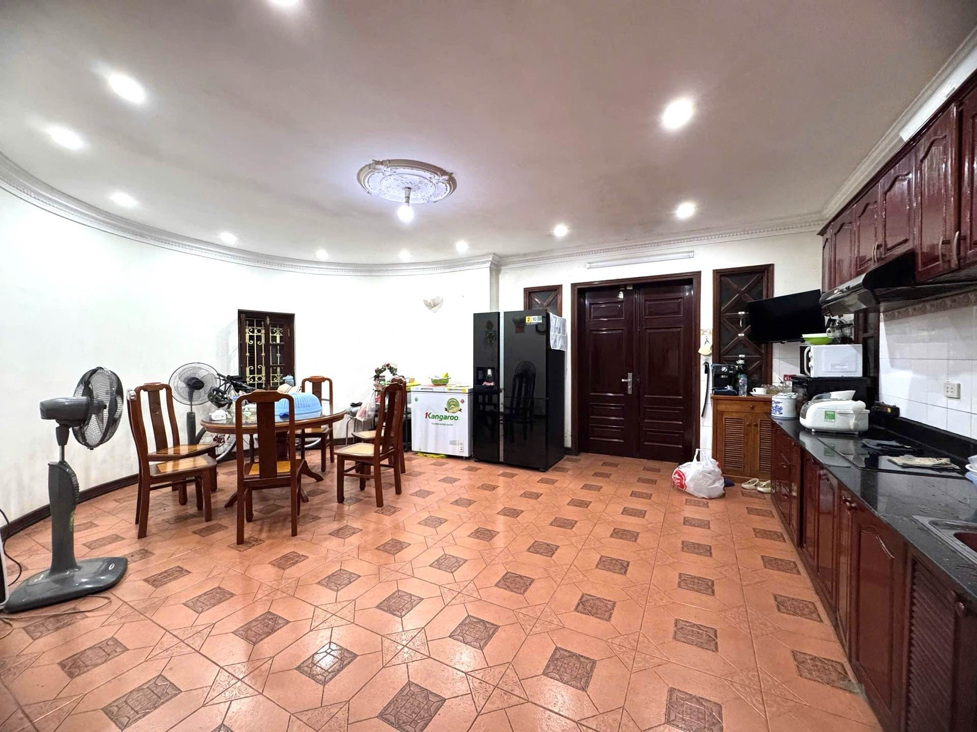 Bán nhà Ô 61 Lô E - diện tích 210m2 4 tầng - Siêu phẩm triệu USD 3 mặt thoáng - giá 57 tỷ