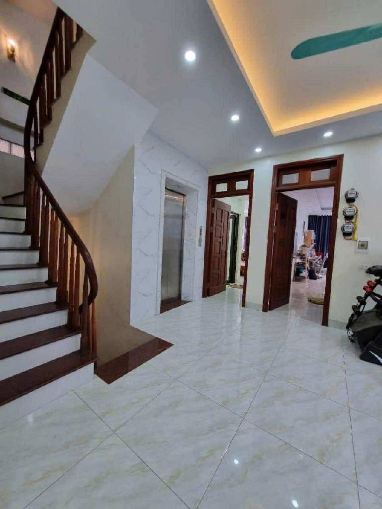 Bán nhà Giáp Bát - diện tích 102m2 6 tầng - Lô góc 2 mặt thoáng - giá 36 tỷ