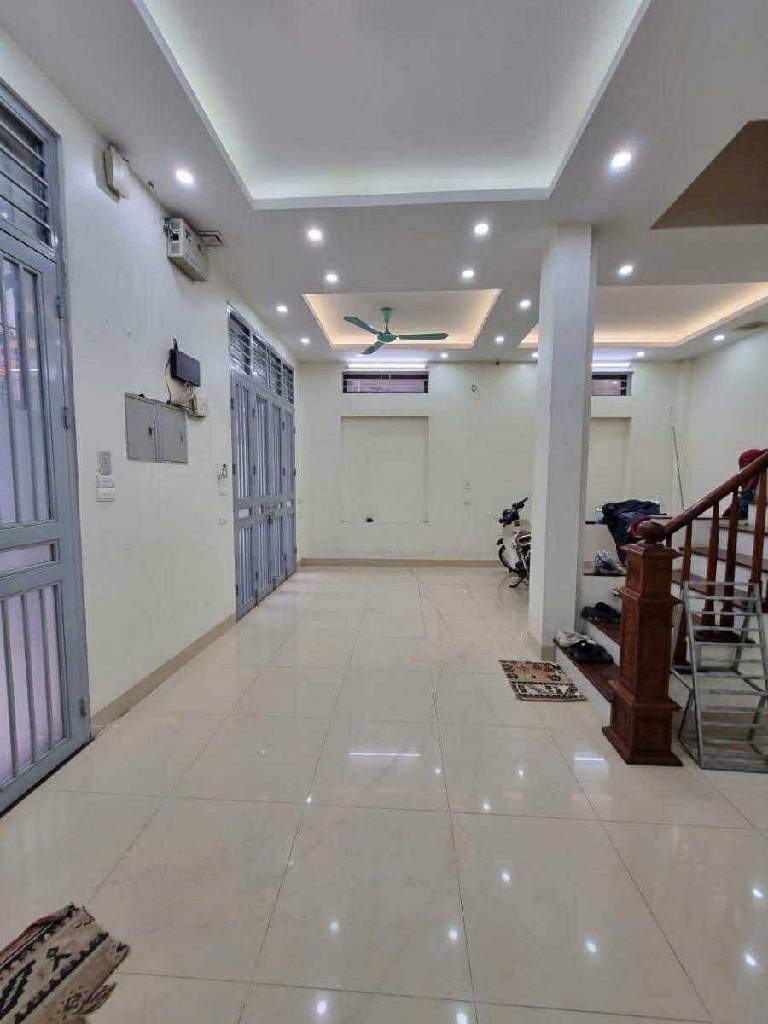 Bán nhà Giáp Bát - diện tích 102m2 6 tầng - Lô góc 2 mặt thoáng - giá 36 tỷ