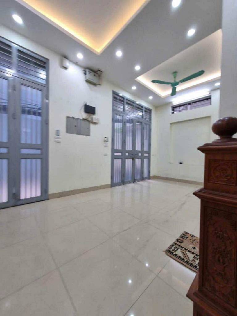 Bán nhà Giáp Bát - diện tích 102m2 6 tầng - Lô góc 2 mặt thoáng - giá 36 tỷ