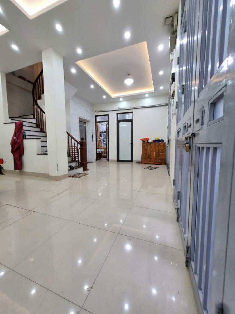 Bán nhà Giáp Bát - diện tích 102m2 6 tầng - Lô góc 2 mặt thoáng - giá 36 tỷ