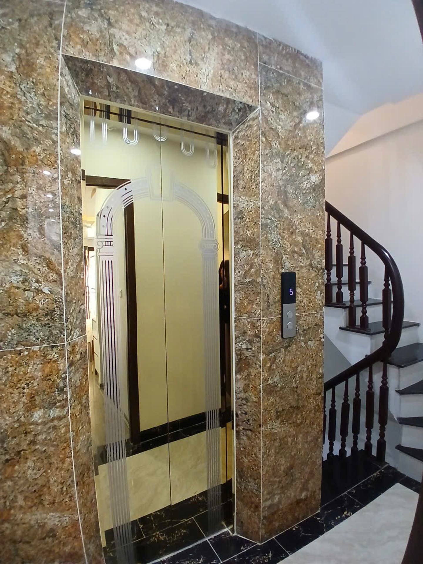 Bán nhà Định Công Hạ - diện tích 30m2 6 tầng - Ô tô đỗ cửa - giá 9,68 tỷ