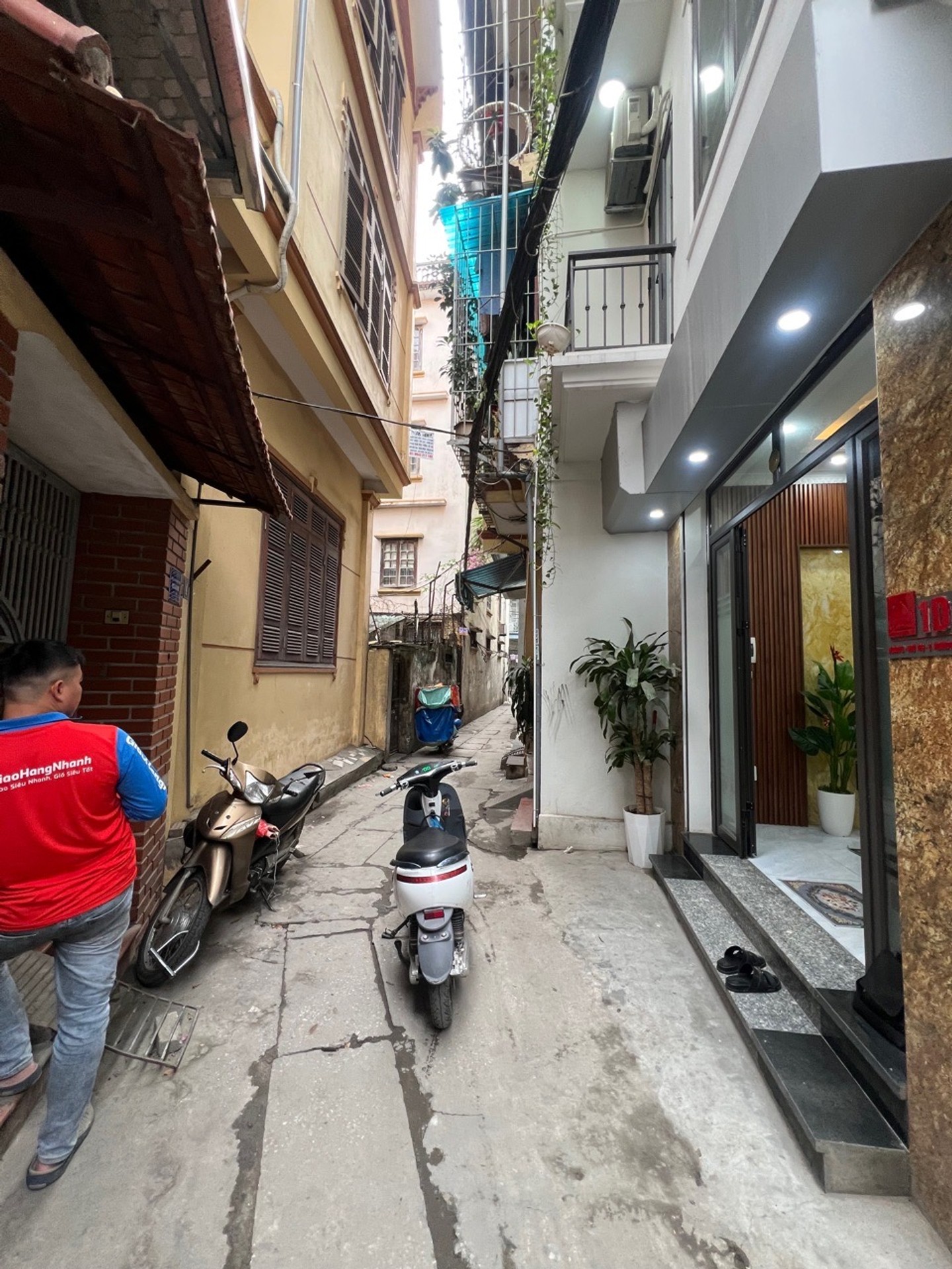 Bán nhà Hoàng Mai - diện tích 32m2 5 tầng - Thang máy, ngõ thông 1 nhà ra ô tô tránh - giá 12,85 tỷ