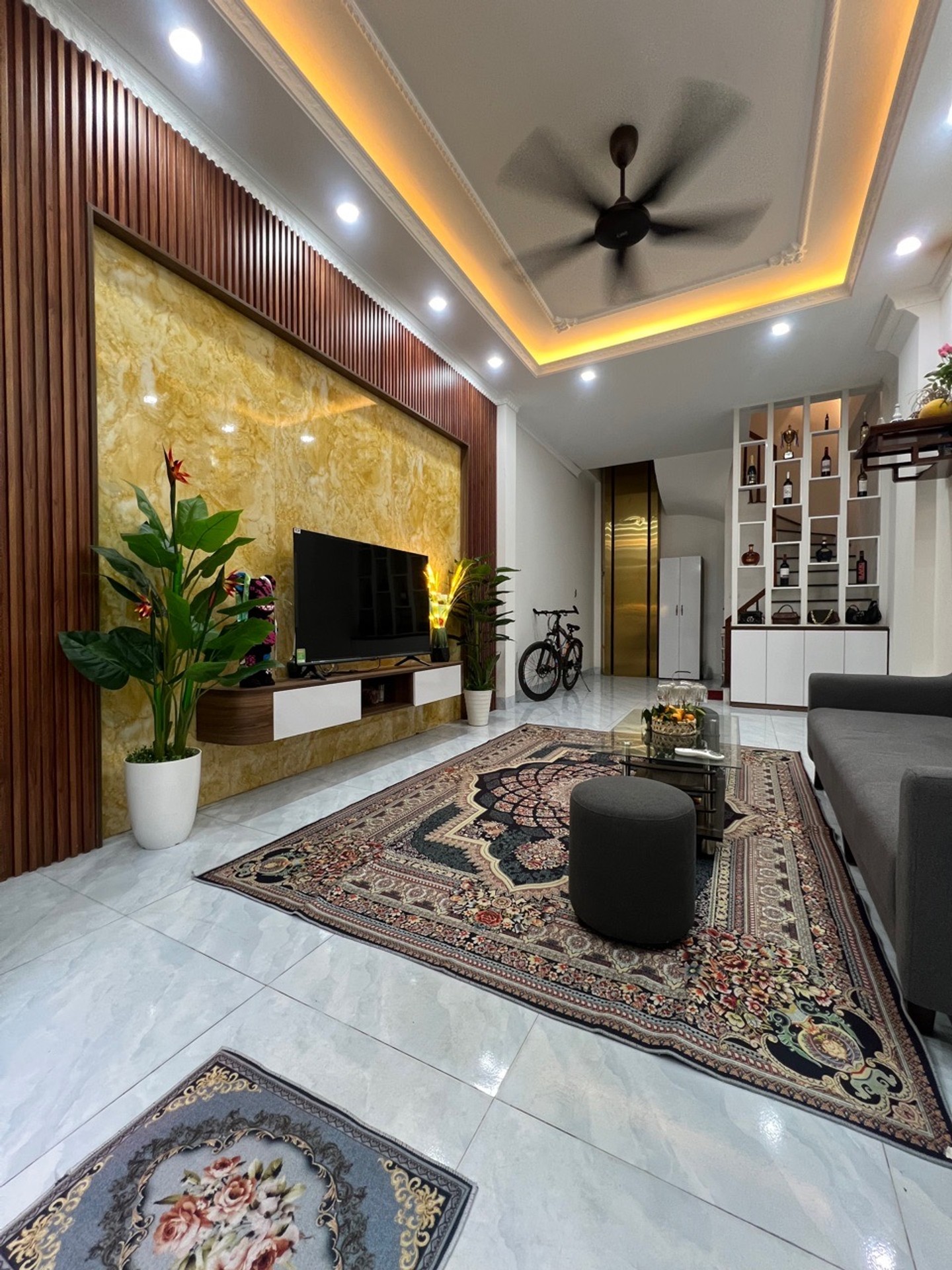 Bán nhà Hoàng Mai - diện tích 32m2 5 tầng - Thang máy, ngõ thông 1 nhà ra ô tô tránh - giá 12,85 tỷ