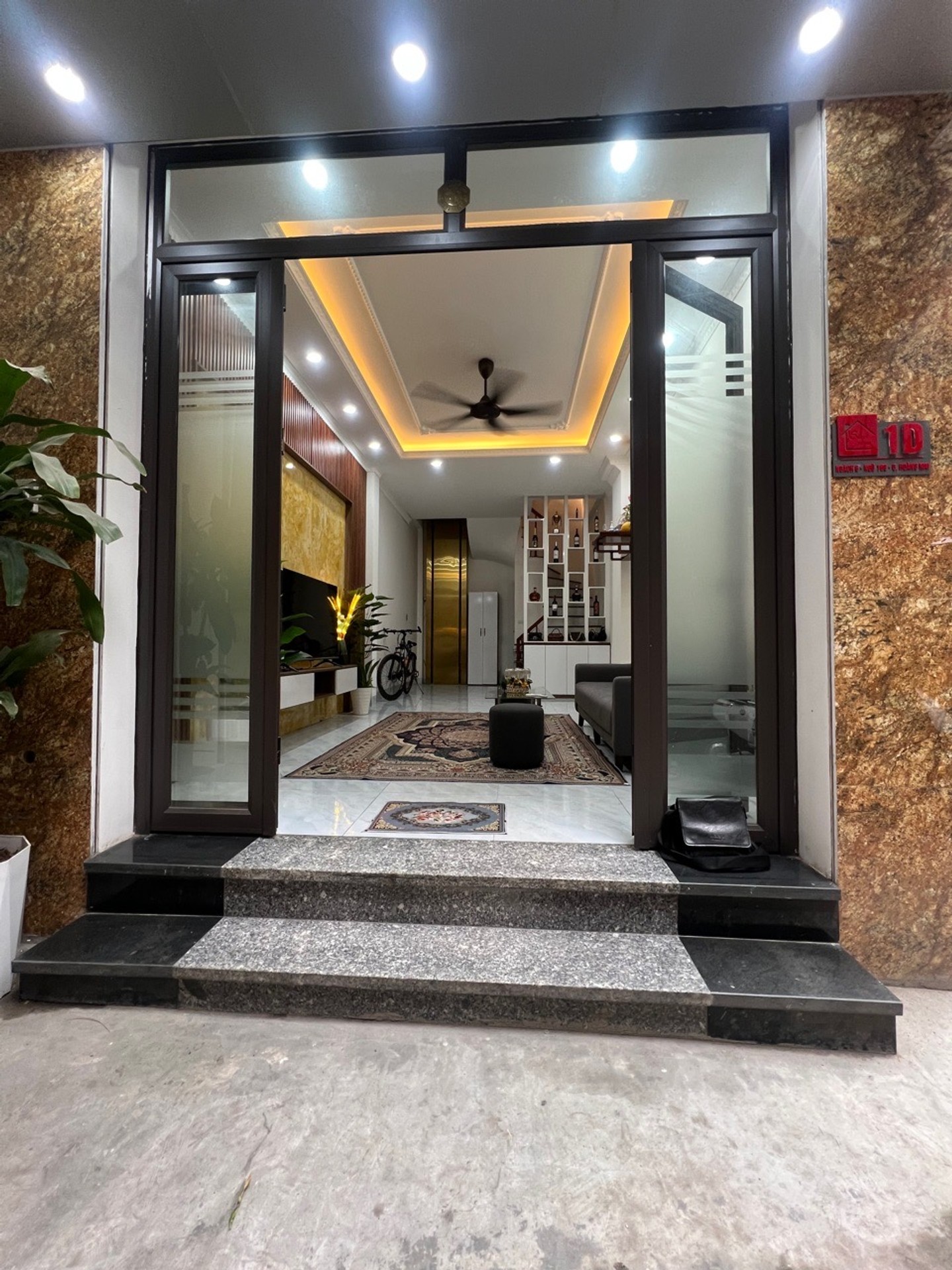 Bán nhà Hoàng Mai - diện tích 32m2 5 tầng - Thang máy, ngõ thông 1 nhà ra ô tô tránh - giá 12,85 tỷ