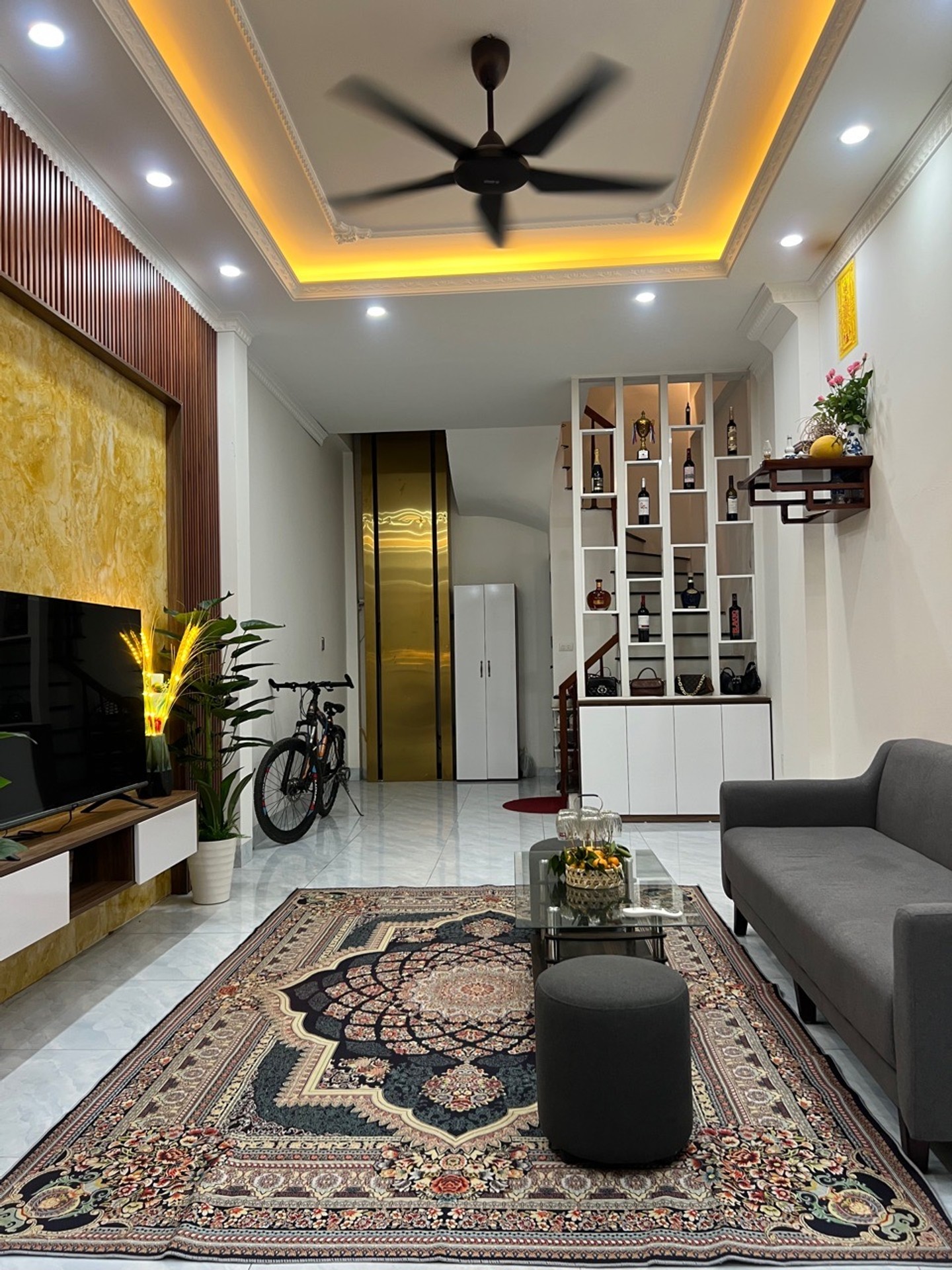 Bán nhà Hoàng Mai - diện tích 32m2 5 tầng - Thang máy, ngõ thông 1 nhà ra ô tô tránh - giá 12,85 tỷ
