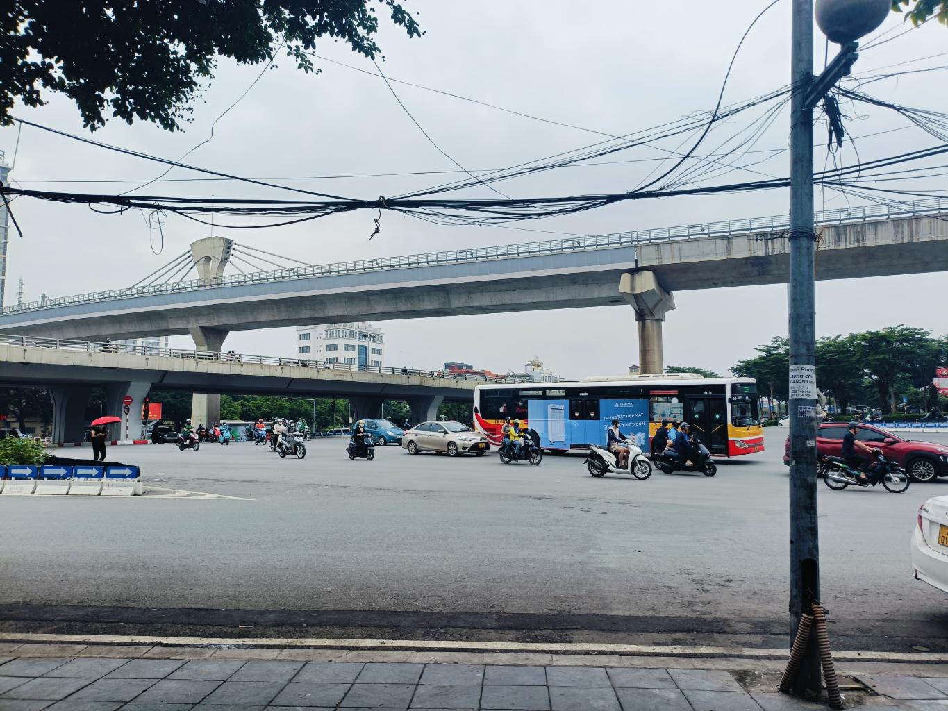 Bán nhà Cầu Giấy - diện tích 45.4m2 3 tầng - Mặt phố kinh doanh sầm uất - giá 24 tỷ