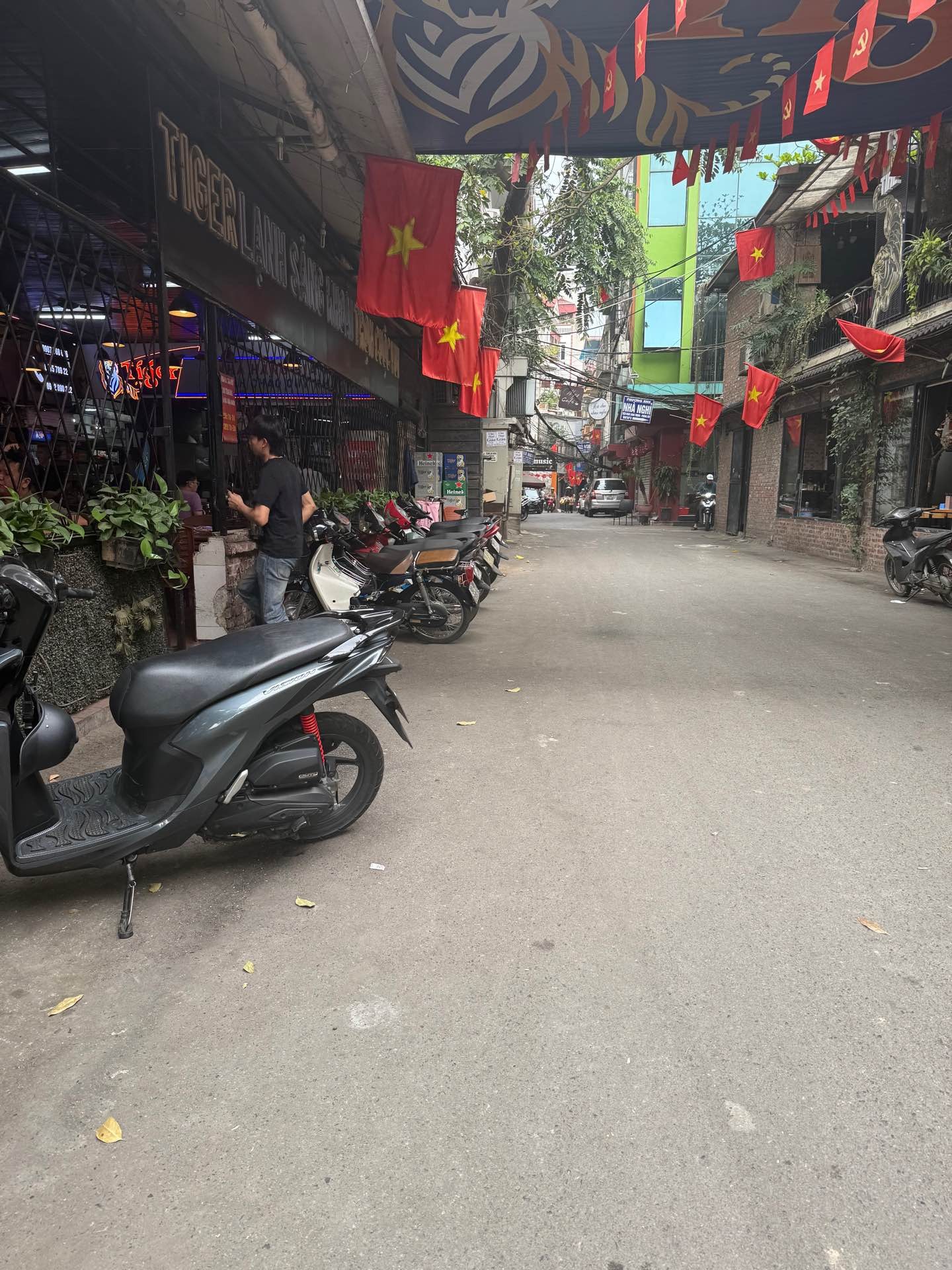 Bán nhà Láng - diện tích 134m2 3 tầng - Ngõ 1 ô tô - giá 40 tỷ