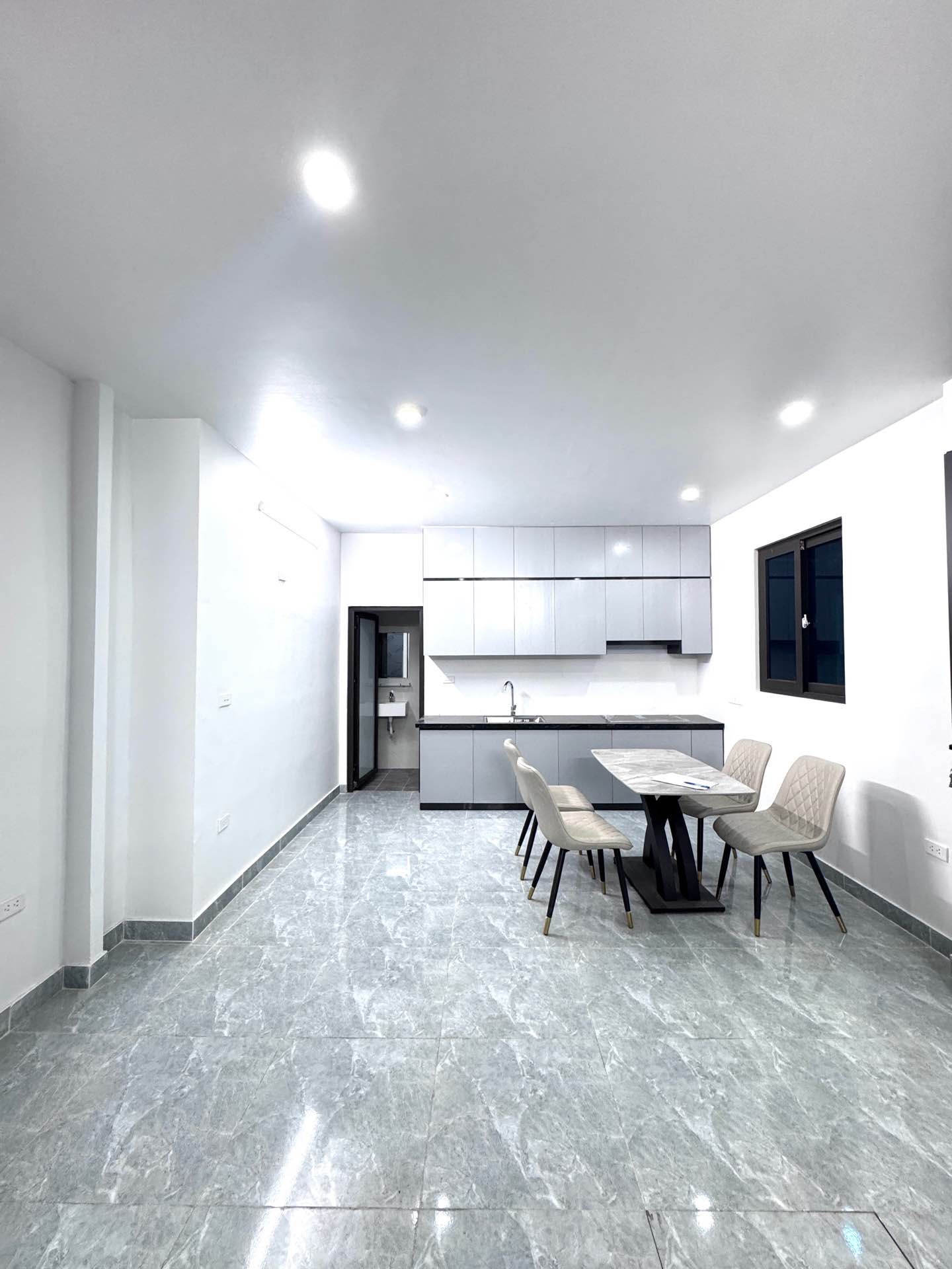 Bán nhà Định Công Thượng - diện tích 43m2 2 tầng - gần ô tô - giá 2,3 tỷ