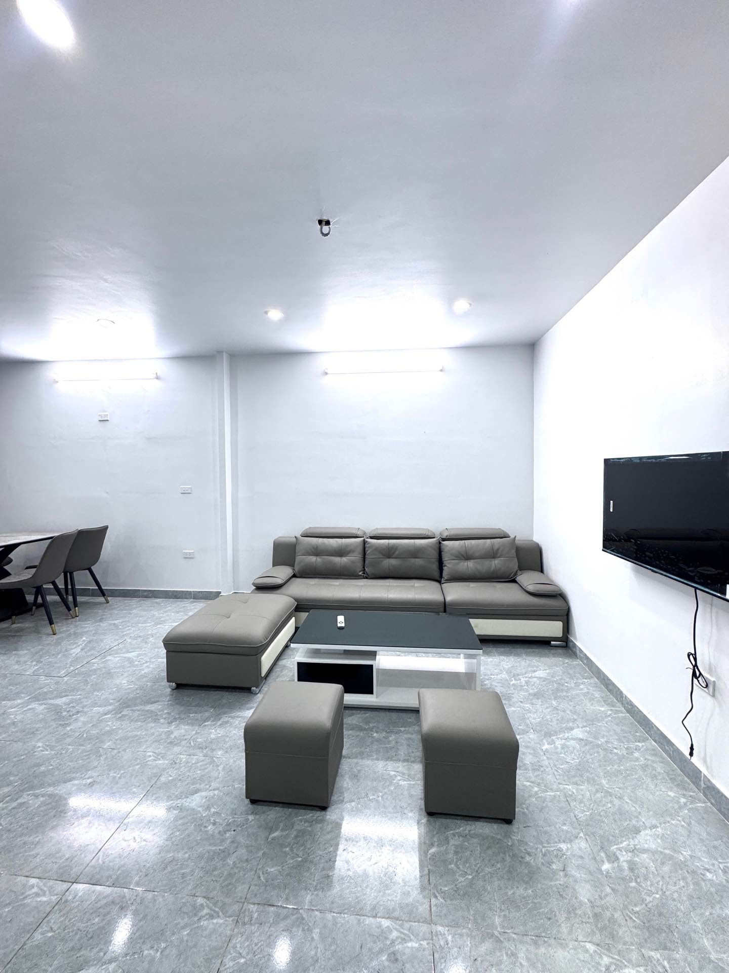 Bán nhà Định Công Thượng - diện tích 43m2 2 tầng - gần ô tô - giá 2,3 tỷ
