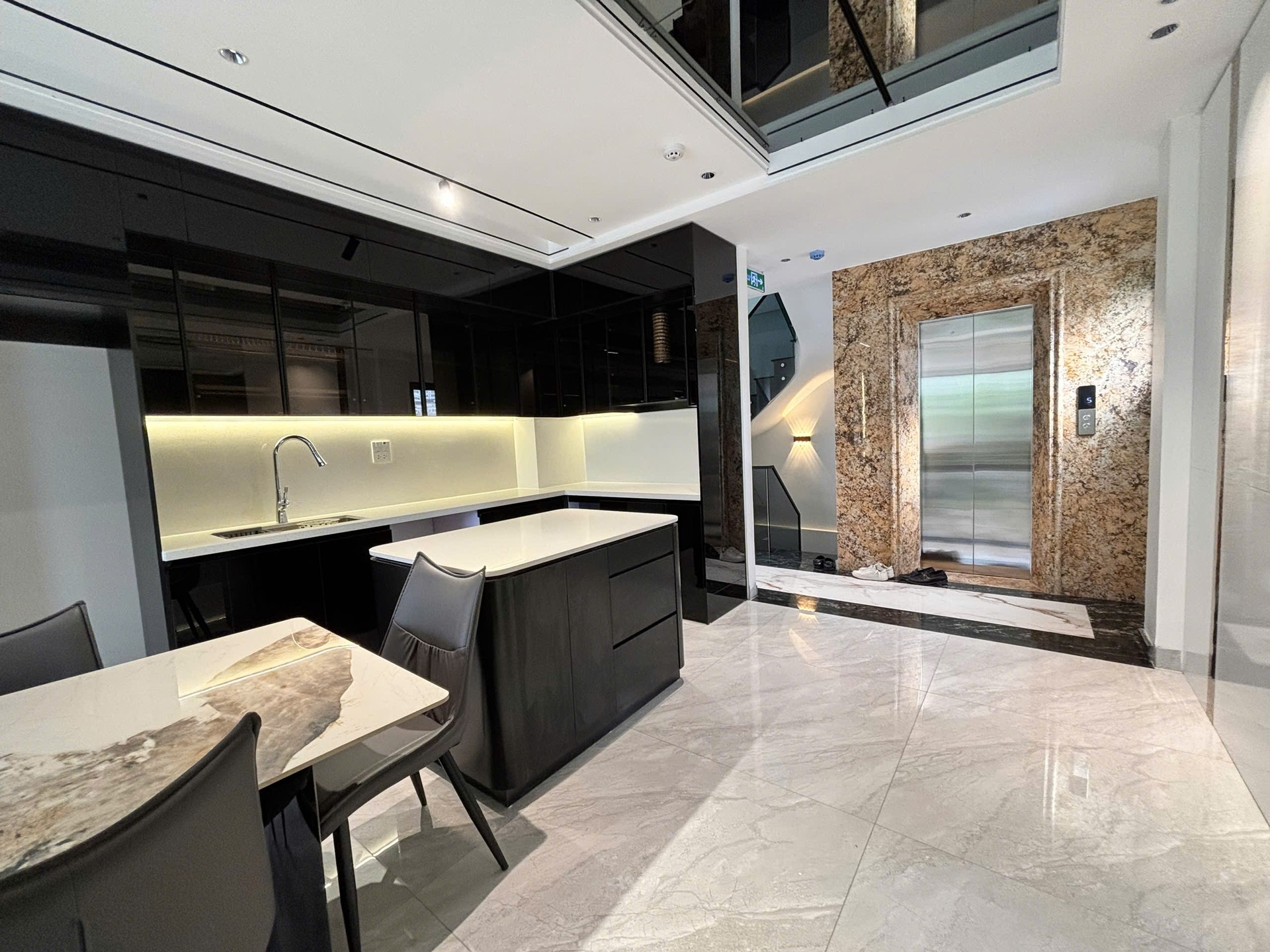 Bán nhà Hoàng Liệt - diện tích 61m2 7 tầng - Ô tô tránh nhau - giá 26,9 tỷ