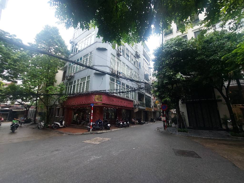 Bán nhà Hoàng Cầu - diện tích 57m2 4 tầng - ô tô vào nhà - giá 26,8 tỷ