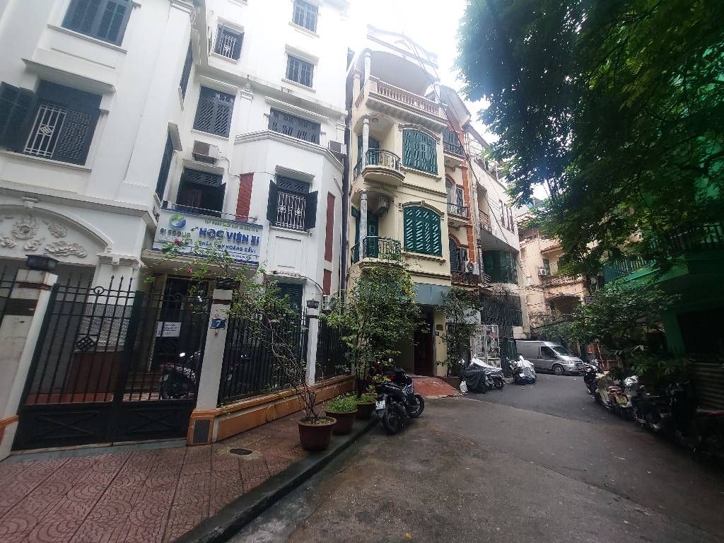 Bán nhà Hoàng Cầu - diện tích 57m2 4 tầng - ô tô vào nhà - giá 26,8 tỷ