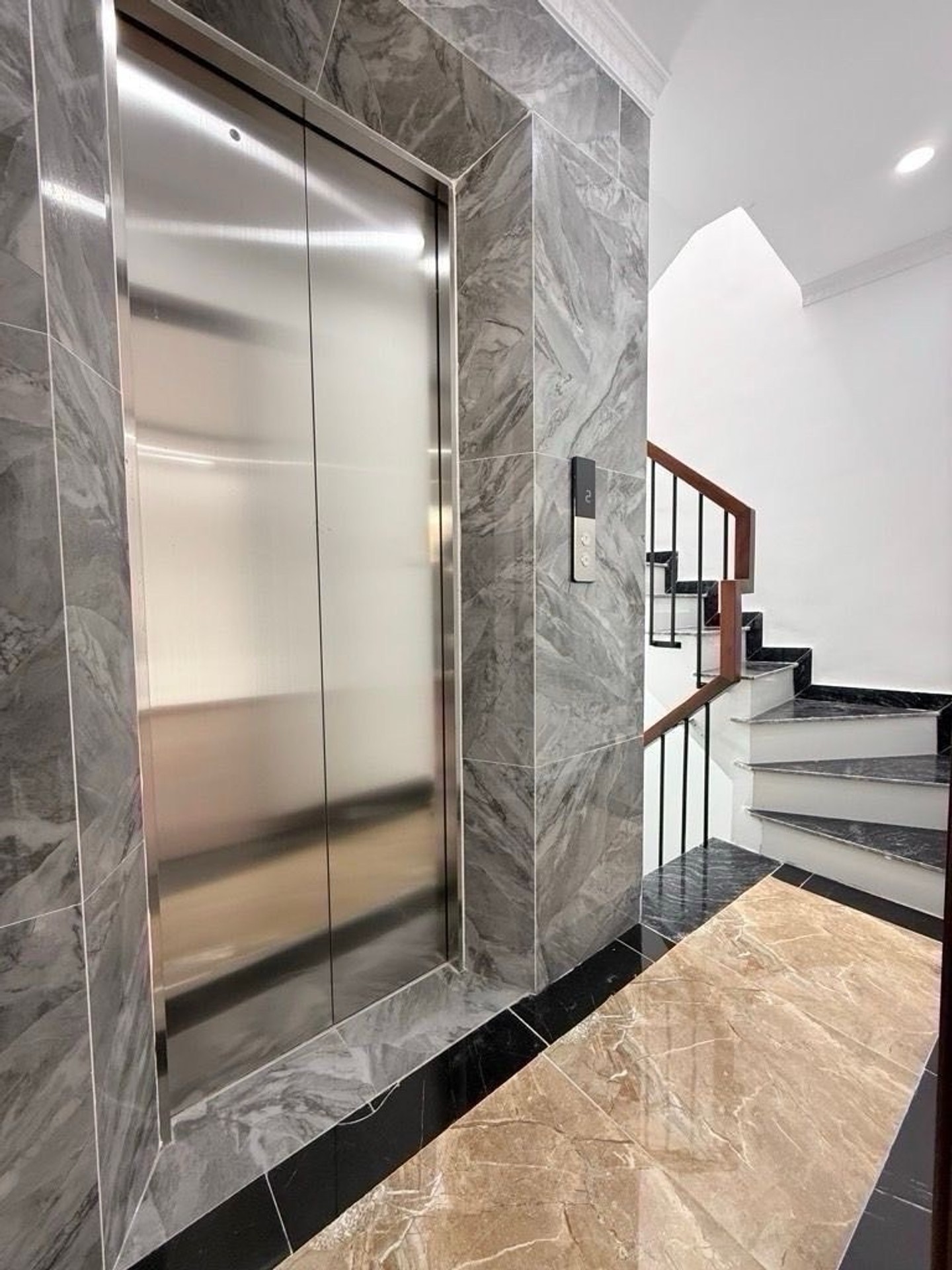 Bán nhà Định Công Thượng - diện tích 31m2 6 tầng - Nhà đẹp hiếm có - giá 9,7 tỷ