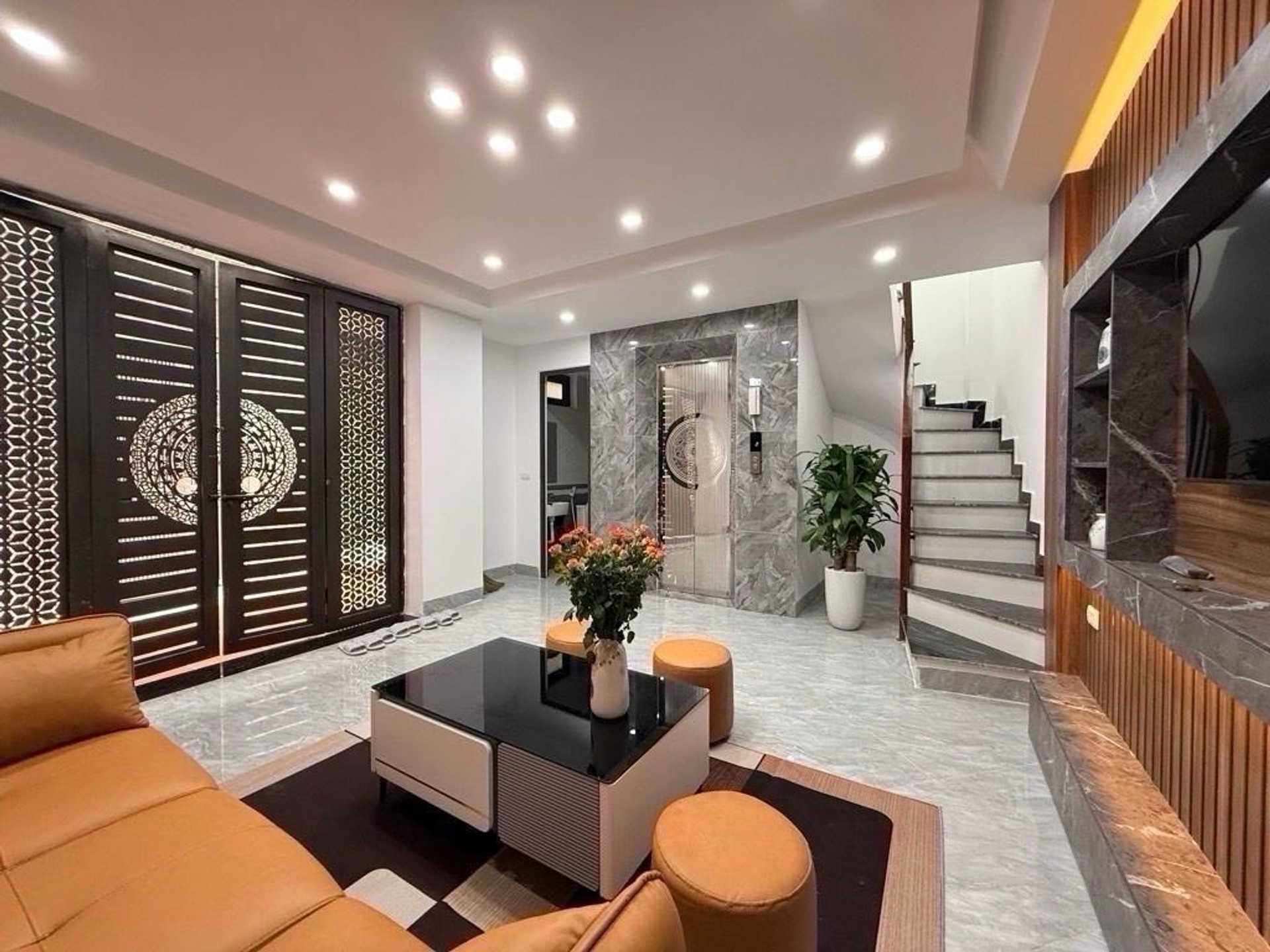 Bán nhà Định Công Thượng - diện tích 31m2 6 tầng - Nhà đẹp hiếm có - giá 9,7 tỷ