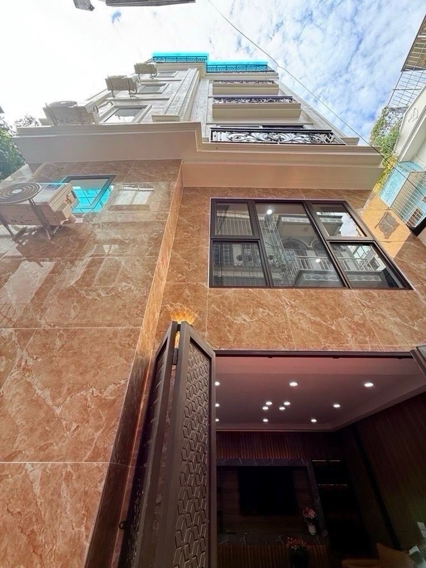 Bán nhà Định Công Thượng - diện tích 31m2 6 tầng - Nhà đẹp hiếm có - giá 9,7 tỷ