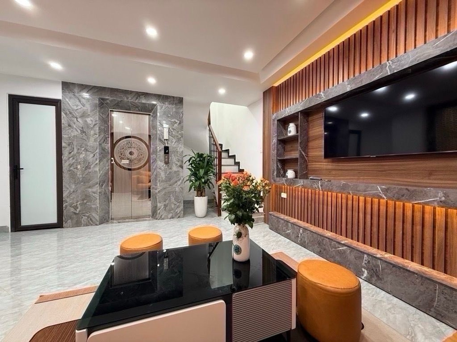 Bán nhà Định Công Thượng - diện tích 31m2 6 tầng - Nhà đẹp hiếm có - giá 9,7 tỷ