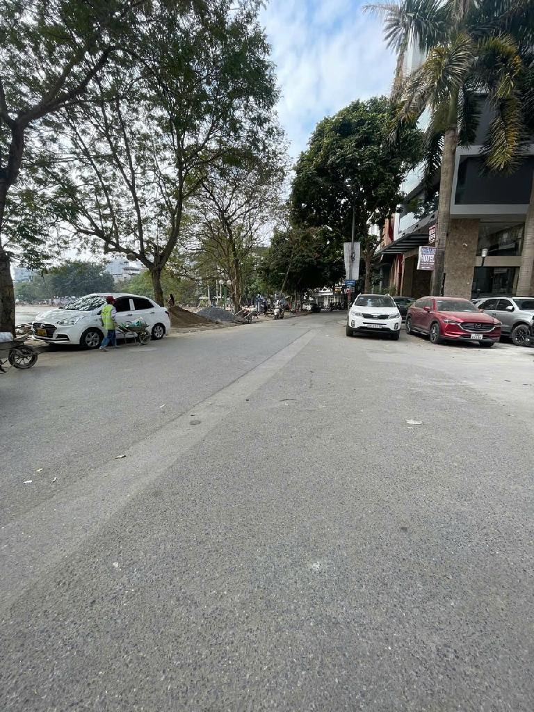 Bán nhà hồ Ba Mẫu - diện tích 77m2 6 tầng - Mặt hồ Ba Mẫu, khu VIP hiếm nhà bán - giá 44 tỷ