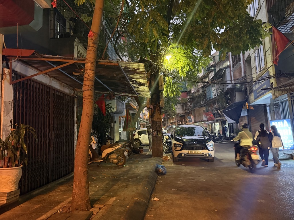 Bán nhà 8/3 - diện tích 42m2 1 tầng - ngõ ô tô tránh - giá 14,7 tỷ