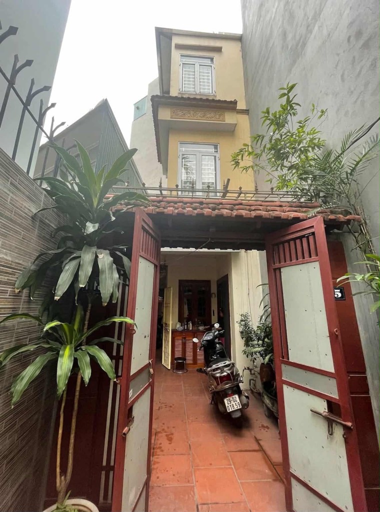 Bán nhà Quỳnh Mai - diện tích 84m2 3 tầng - Ô tô nhỏ vào nhà - giá 16 tỷ