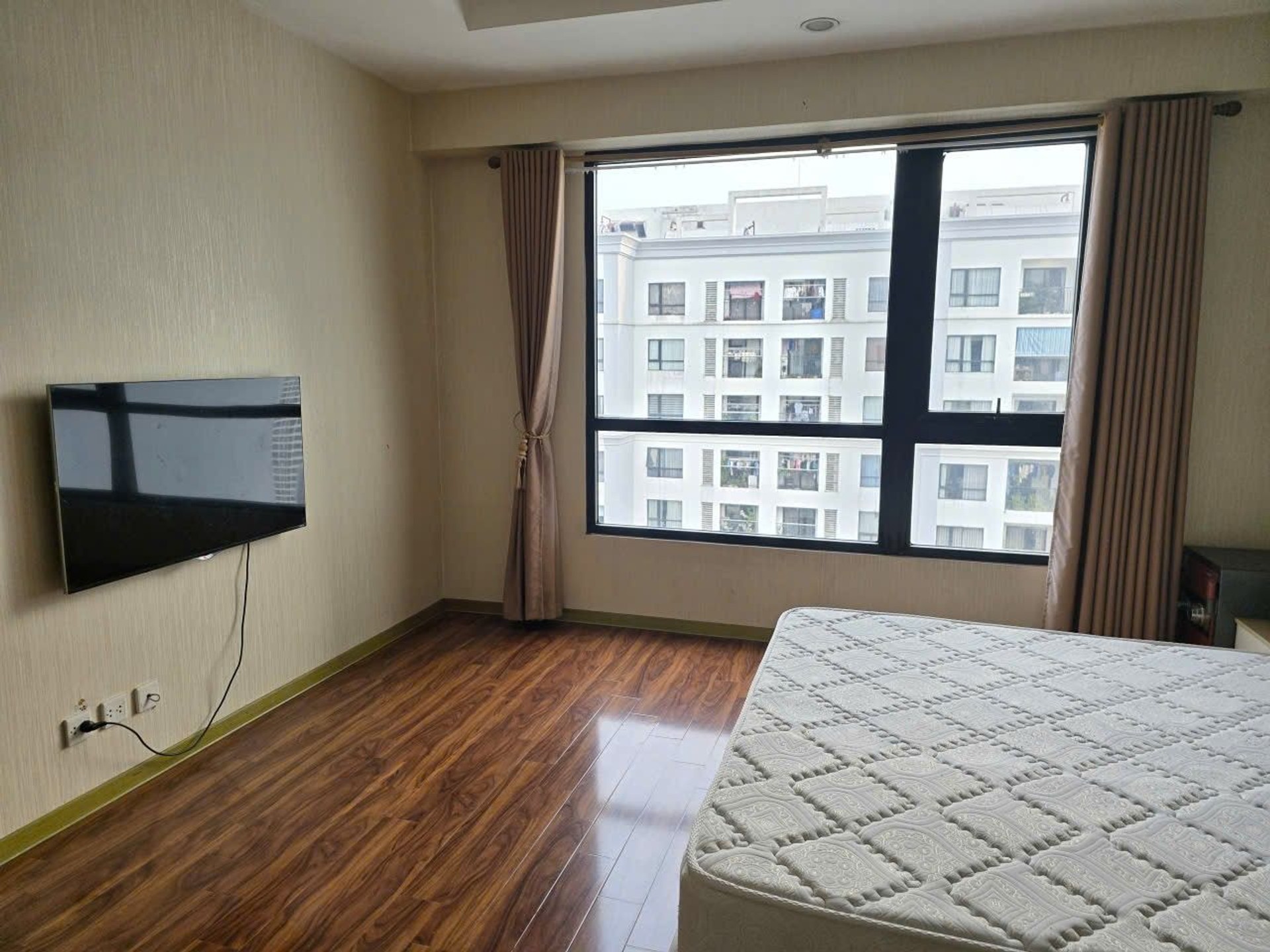 Bán nhà Hai Bà Trưng - diện tích 87m2 1 tầng - Căn hộ view Sông Hồng - giá 9,7 tỷ