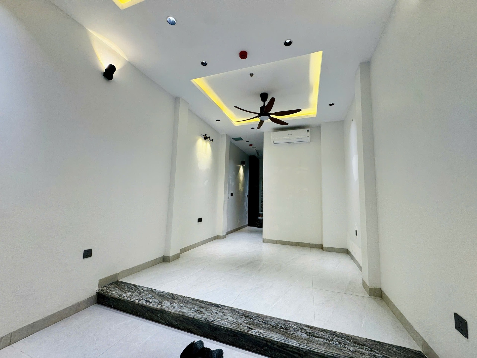 Bán nhà Nguyễn Chí Thanh - diện tích 43m2 7 tầng - Lô góc 3 mặt thoáng - giá 26,5 tỷ