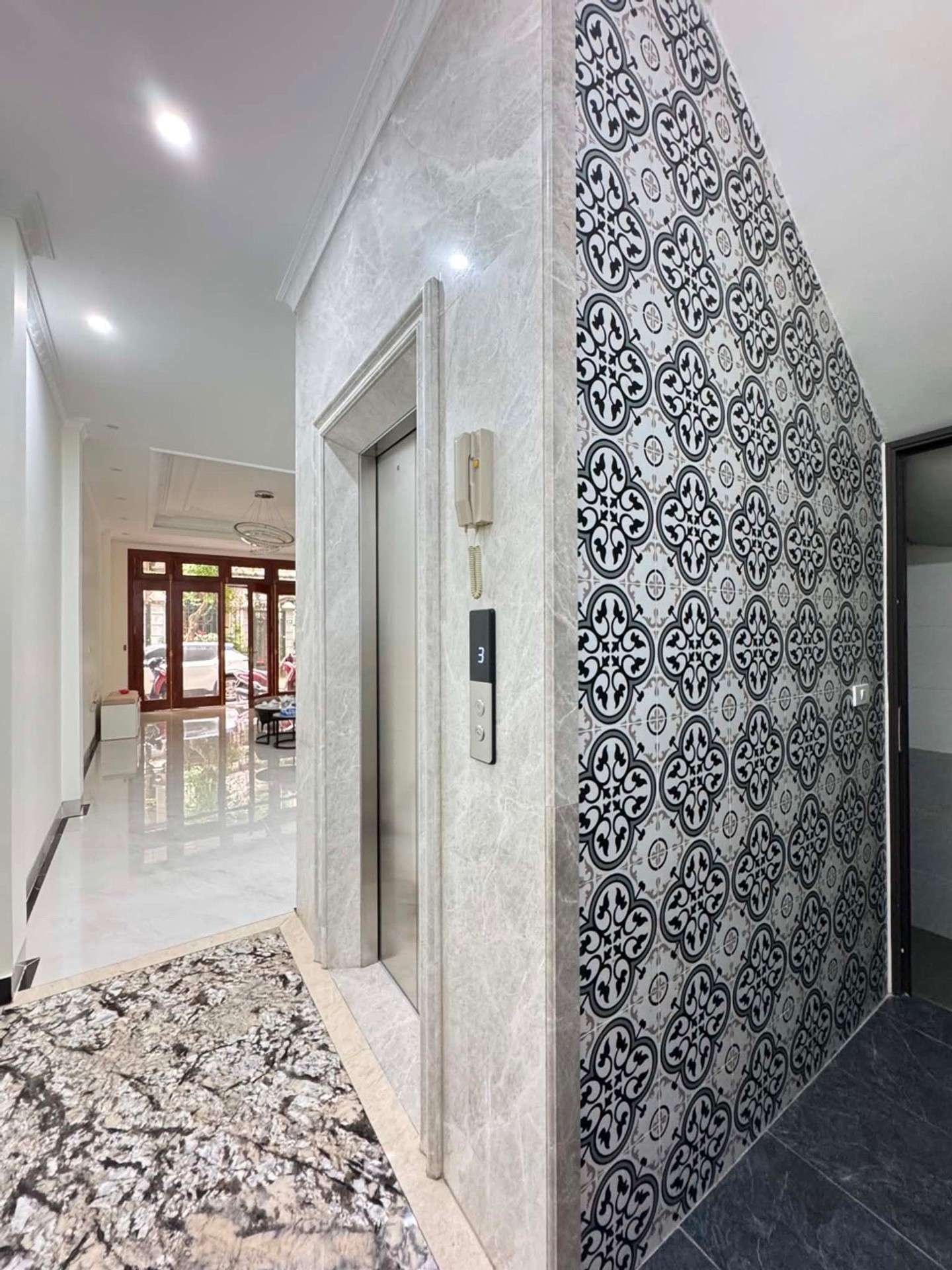 Bán nhà Lạc Trung - diện tích 48m2 8 tầng - Nhà mới, thang máy - giá 29,9 tỷ