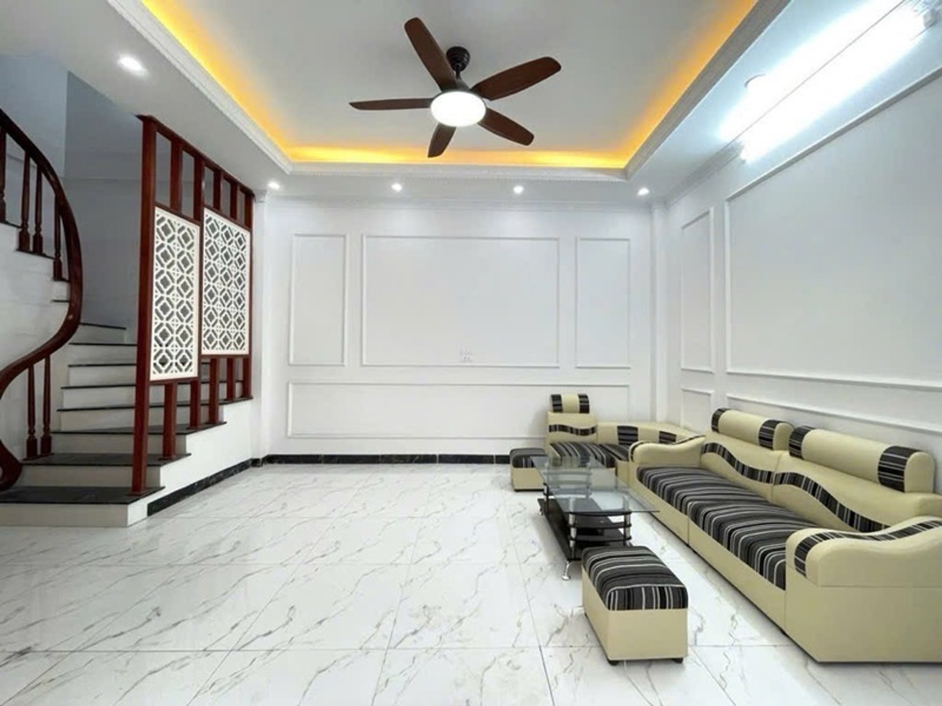 Bán nhà Hoàng Mai - diện tích 30m2 5 tầng - Nhà đẹp xây mới cứng - giá 7,1 tỷ