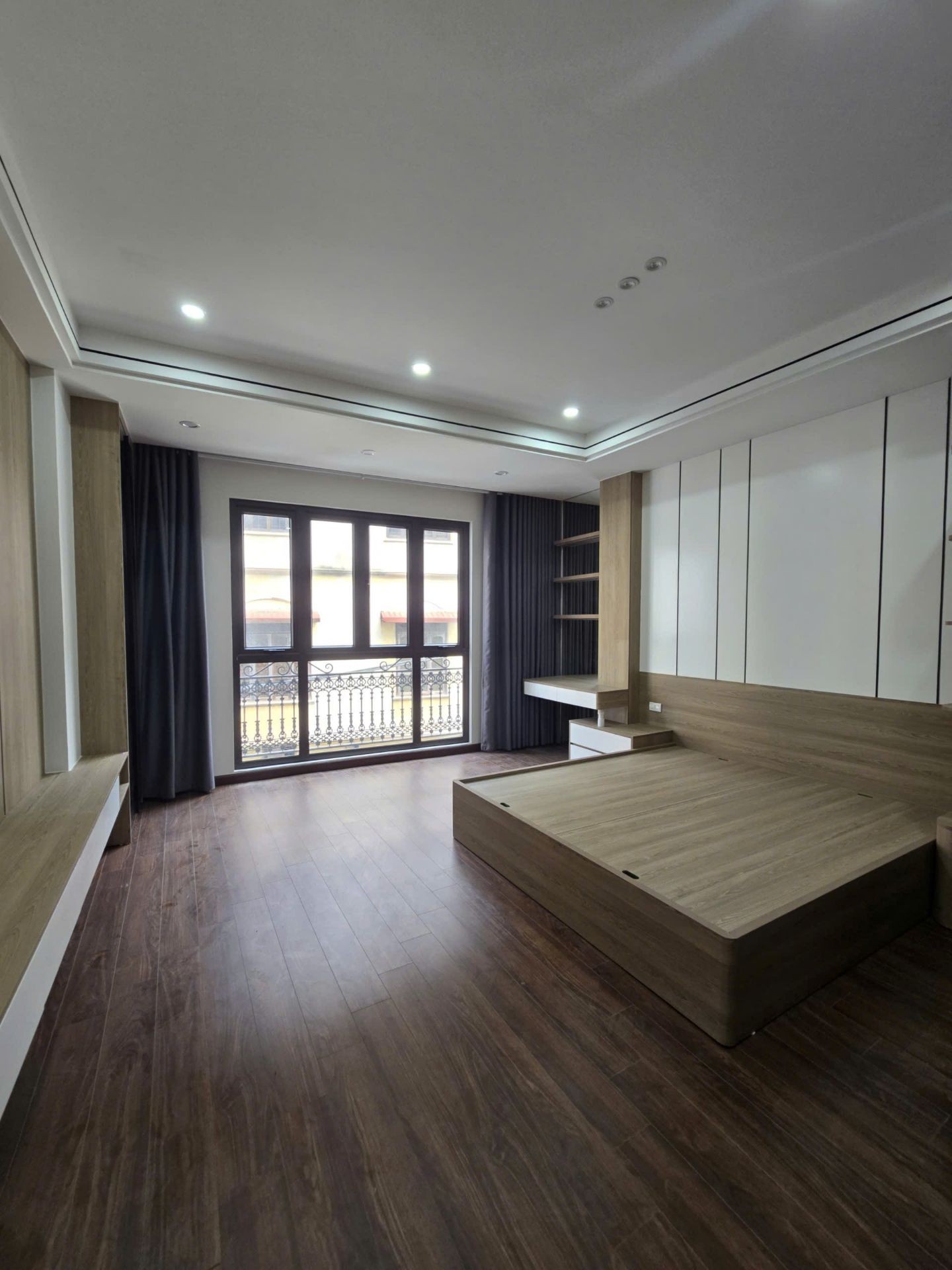 Bán nhà Giáp Bát - diện tích 71m2 7 tầng - Ô tô 16 chỗ đỗ cửa - giá 26 tỷ