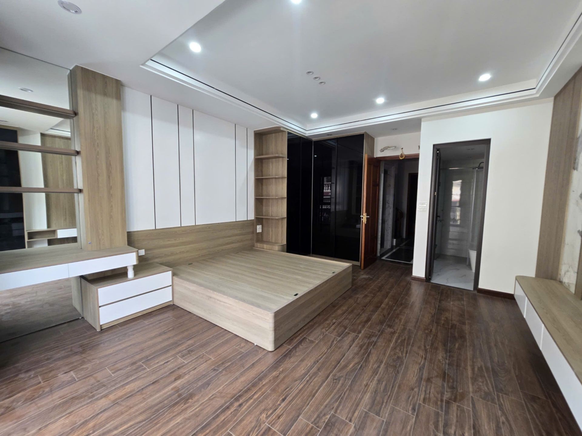 Bán nhà Giáp Bát - diện tích 71m2 7 tầng - Ô tô 16 chỗ đỗ cửa - giá 26 tỷ
