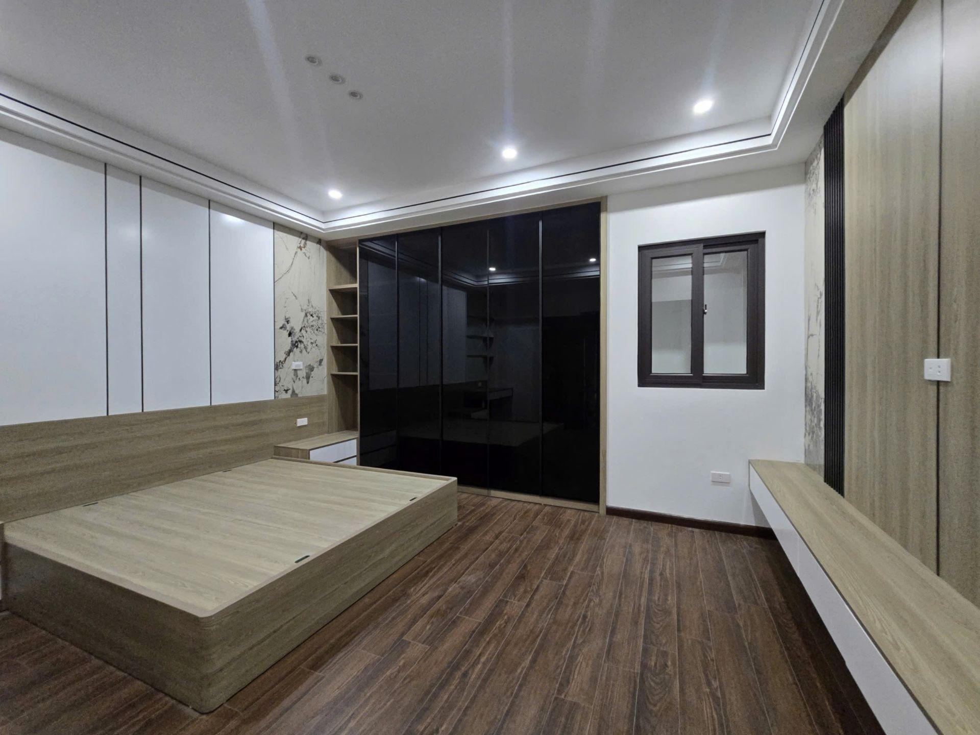 Bán nhà Giáp Bát - diện tích 71m2 7 tầng - Ô tô 16 chỗ đỗ cửa - giá 26 tỷ