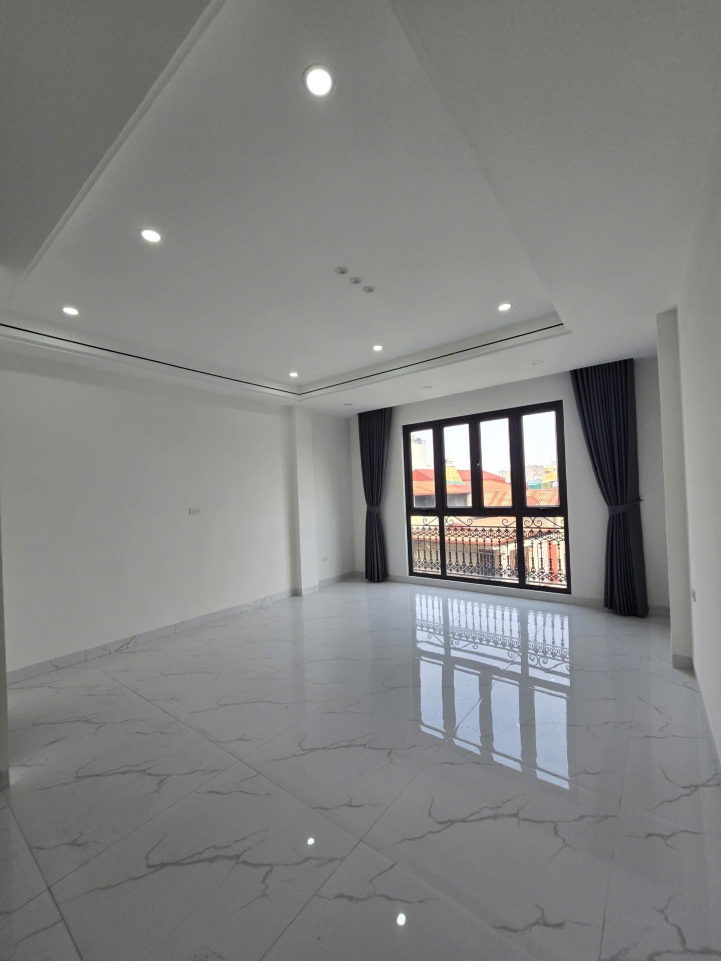 Bán nhà Giáp Bát - diện tích 71m2 7 tầng - Ô tô 16 chỗ đỗ cửa - giá 26 tỷ