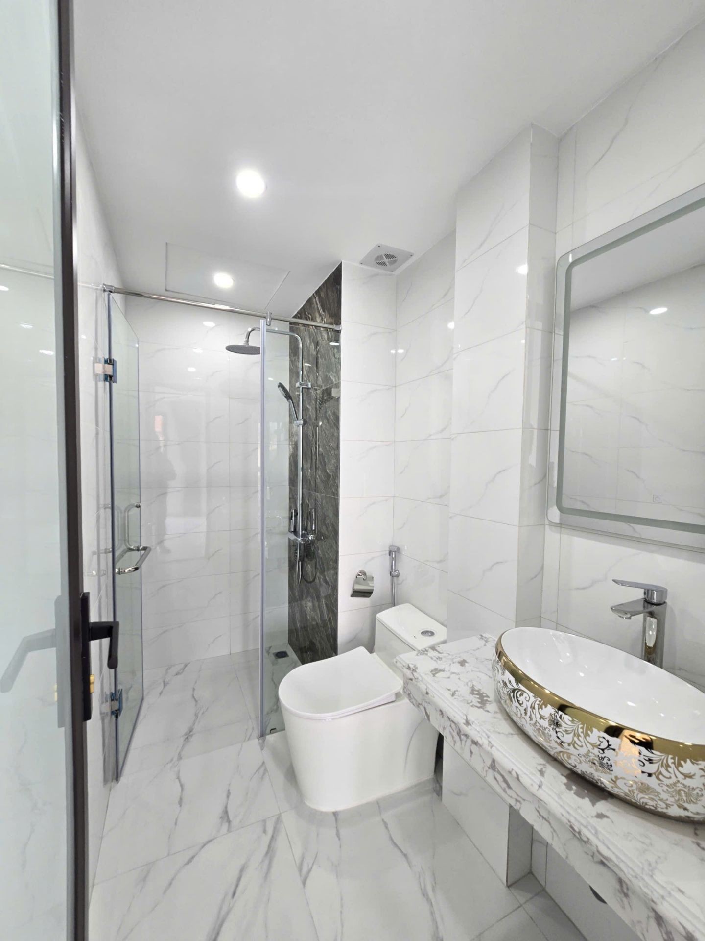 Bán nhà Giáp Bát - diện tích 71m2 7 tầng - Ô tô 16 chỗ đỗ cửa - giá 26 tỷ