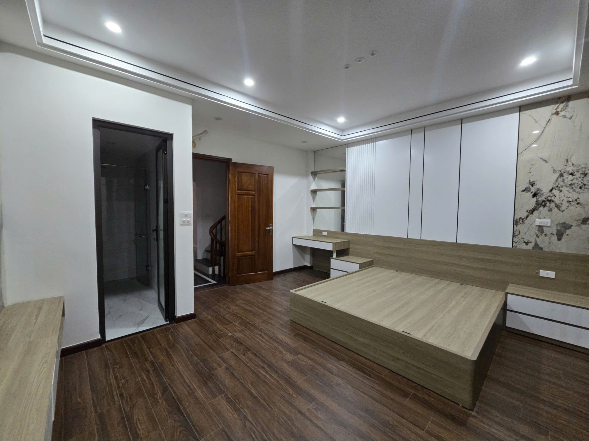 Bán nhà Giáp Bát - diện tích 71m2 7 tầng - Ô tô 16 chỗ đỗ cửa - giá 26 tỷ