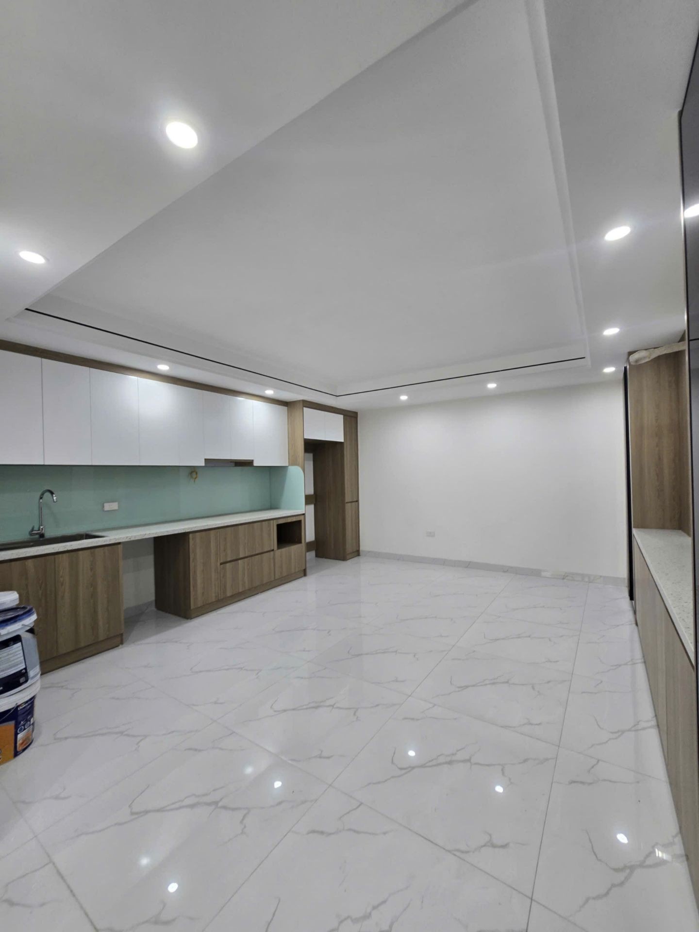 Bán nhà Giáp Bát - diện tích 71m2 7 tầng - Ô tô 16 chỗ đỗ cửa - giá 26 tỷ