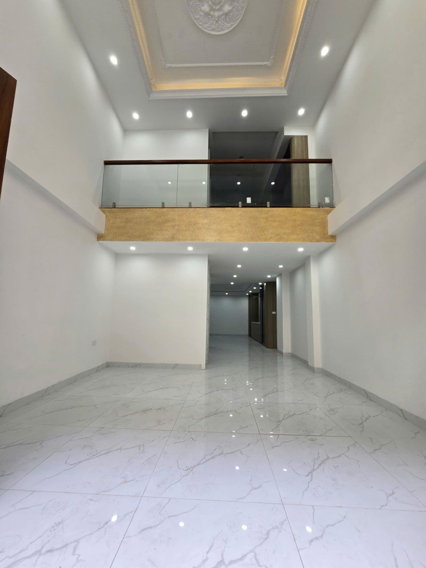 Bán nhà Giáp Bát - diện tích 71m2 7 tầng - Ô tô 16 chỗ đỗ cửa - giá 26 tỷ