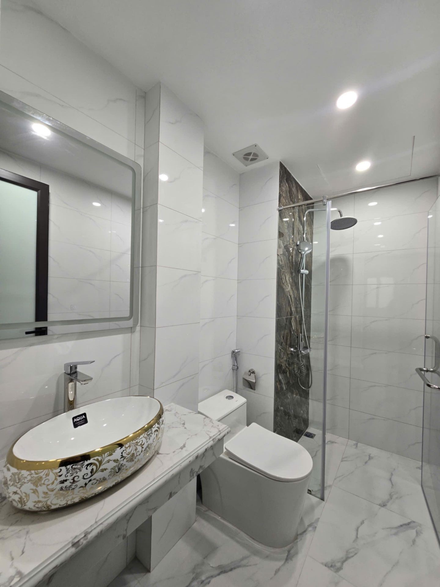 Bán nhà Giáp Bát - diện tích 71m2 7 tầng - Ô tô 16 chỗ đỗ cửa - giá 26 tỷ