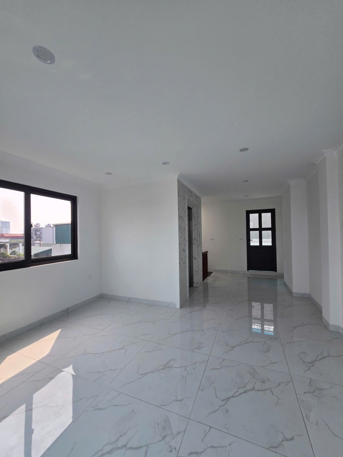 Bán nhà Giáp Bát - diện tích 71m2 7 tầng - Ô tô 16 chỗ đỗ cửa - giá 26 tỷ