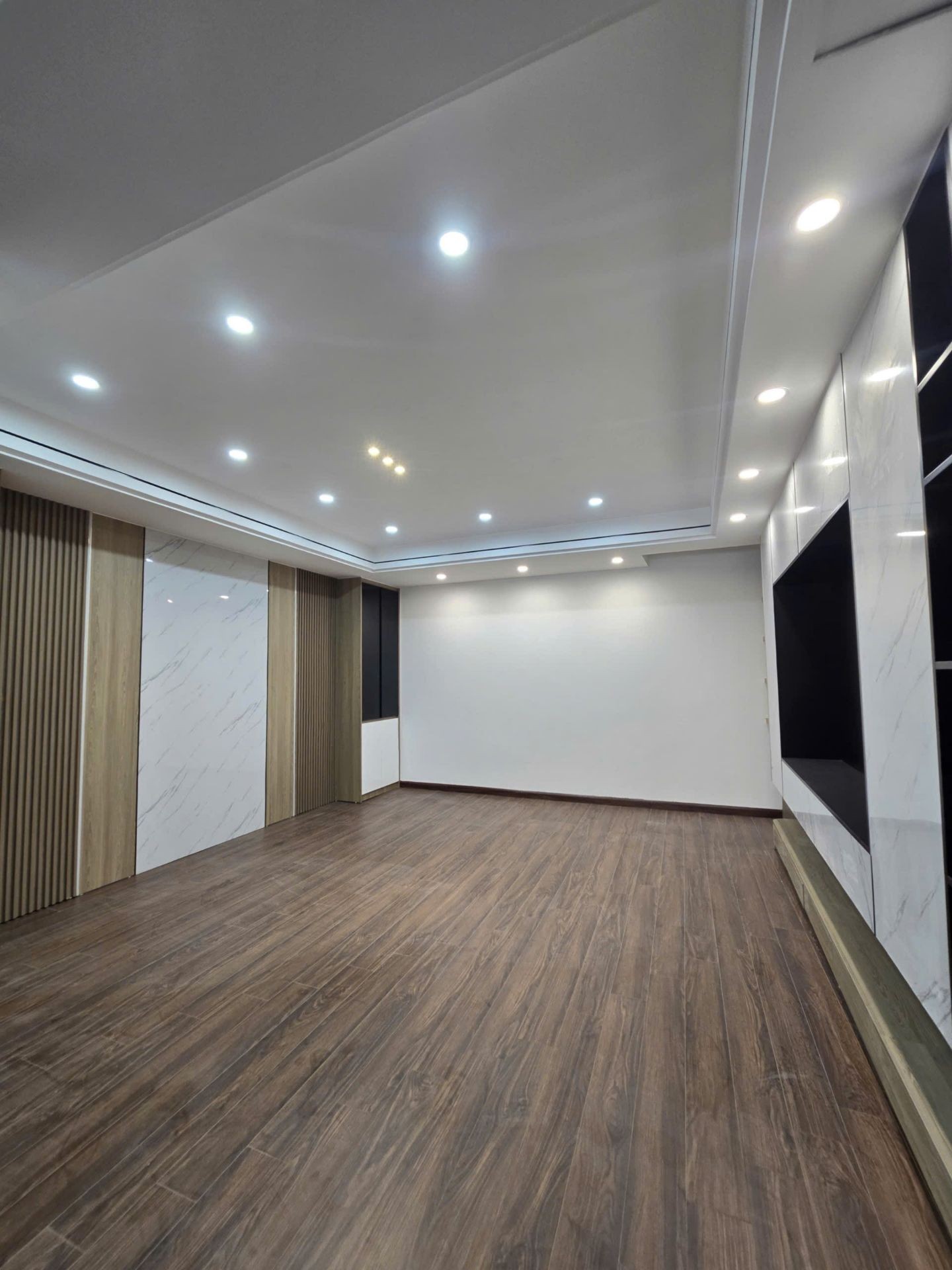 Bán nhà Giáp Bát - diện tích 71m2 7 tầng - Ô tô 16 chỗ đỗ cửa - giá 26 tỷ