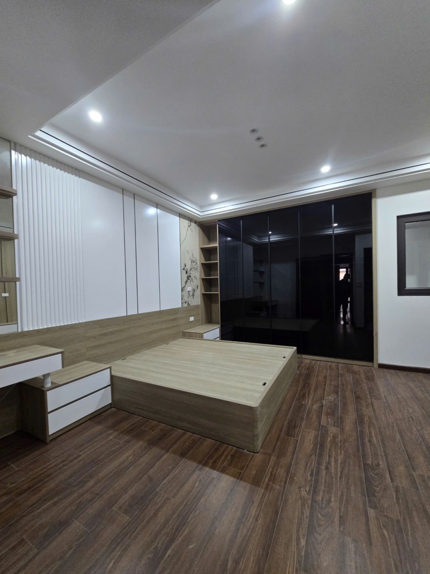 Bán nhà Giáp Bát - diện tích 71m2 7 tầng - Ô tô 16 chỗ đỗ cửa - giá 26 tỷ