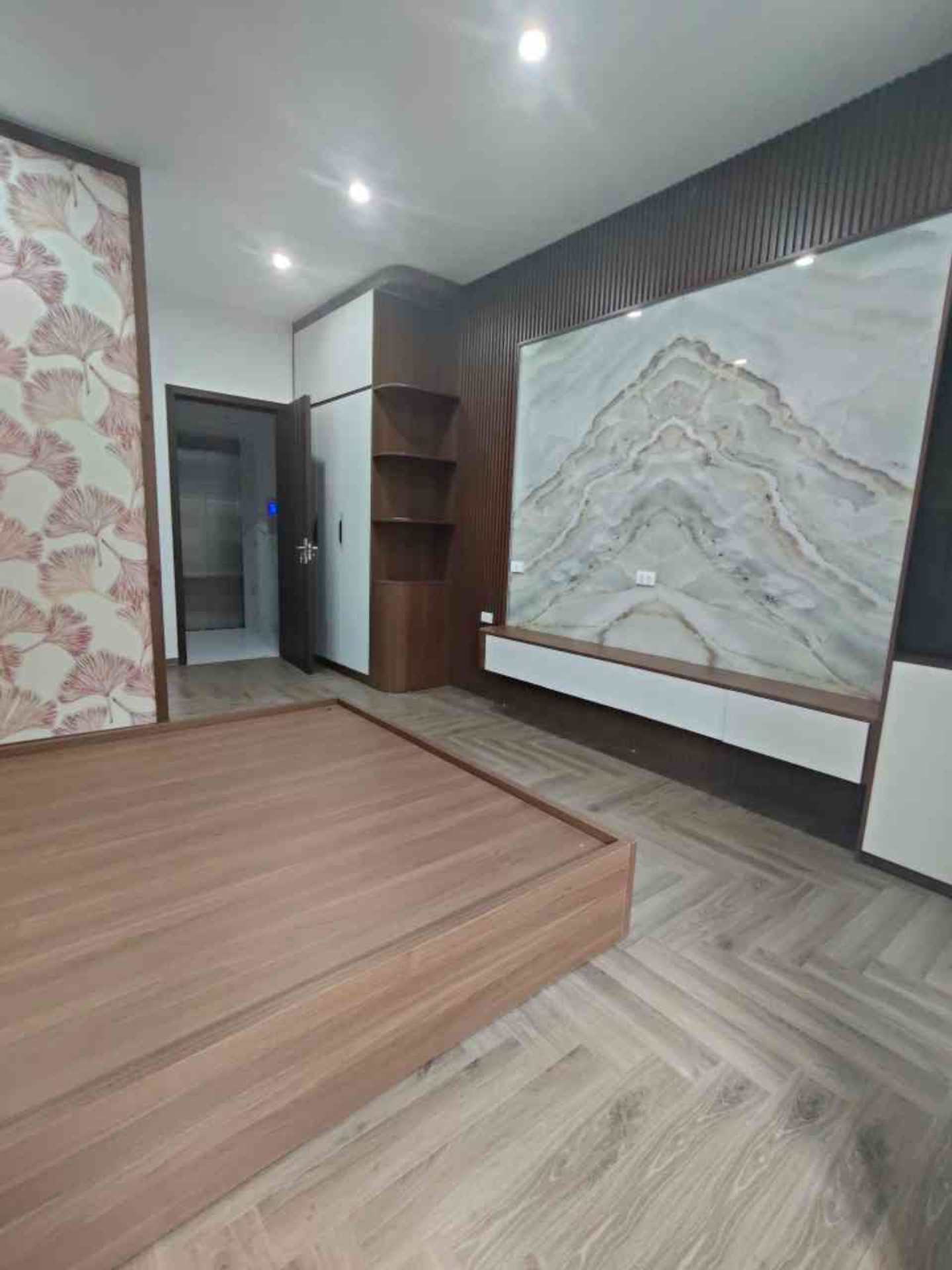 Bán nhà Bằng Liệt - diện tích 35m2 6 tầng - ô tô đỗ cửa - giá 11,8 tỷ